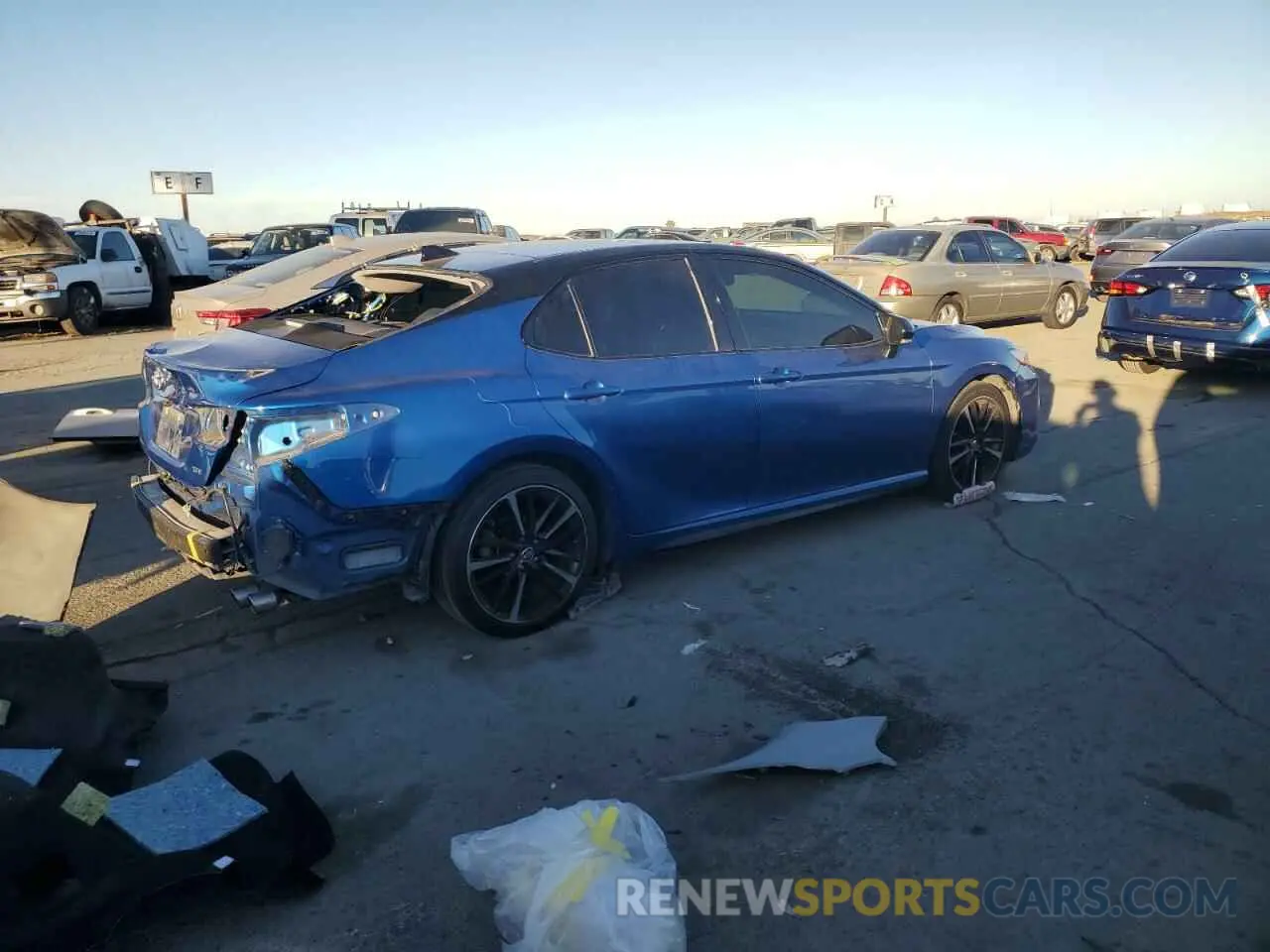 3 fotografías del automóvil dañado 4T1B61HK3KU219321 TOYOTA CAMRY 2019