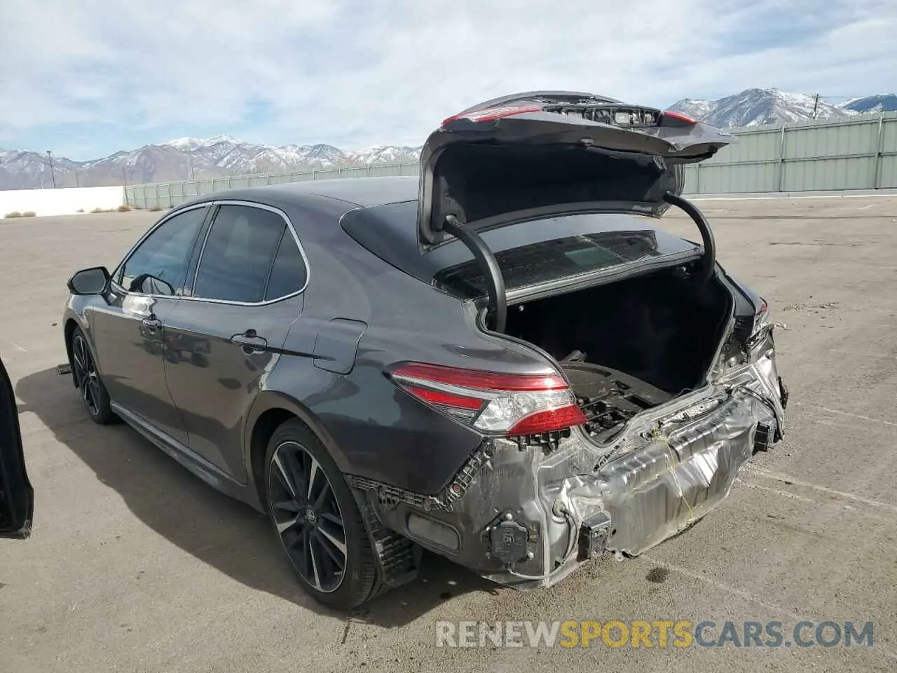 2 fotografías del automóvil dañado 4T1B61HK4KU207307 TOYOTA CAMRY 2019