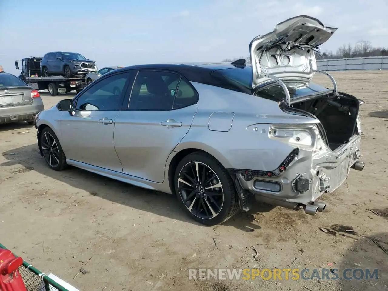 2 fotografías del automóvil dañado 4T1B61HK4KU287093 TOYOTA CAMRY 2019