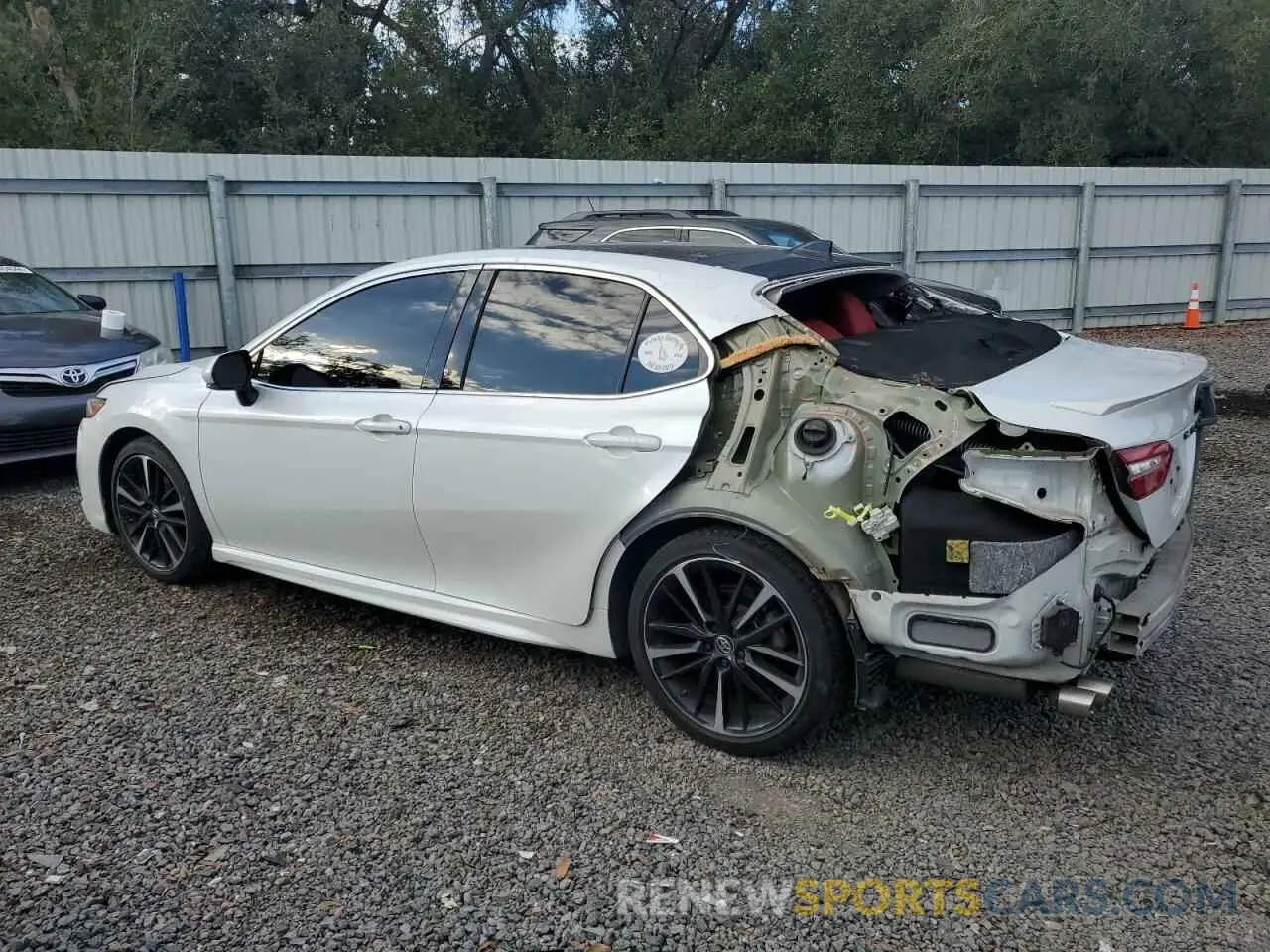 2 fotografías del automóvil dañado 4T1B61HK4KU723313 TOYOTA CAMRY 2019