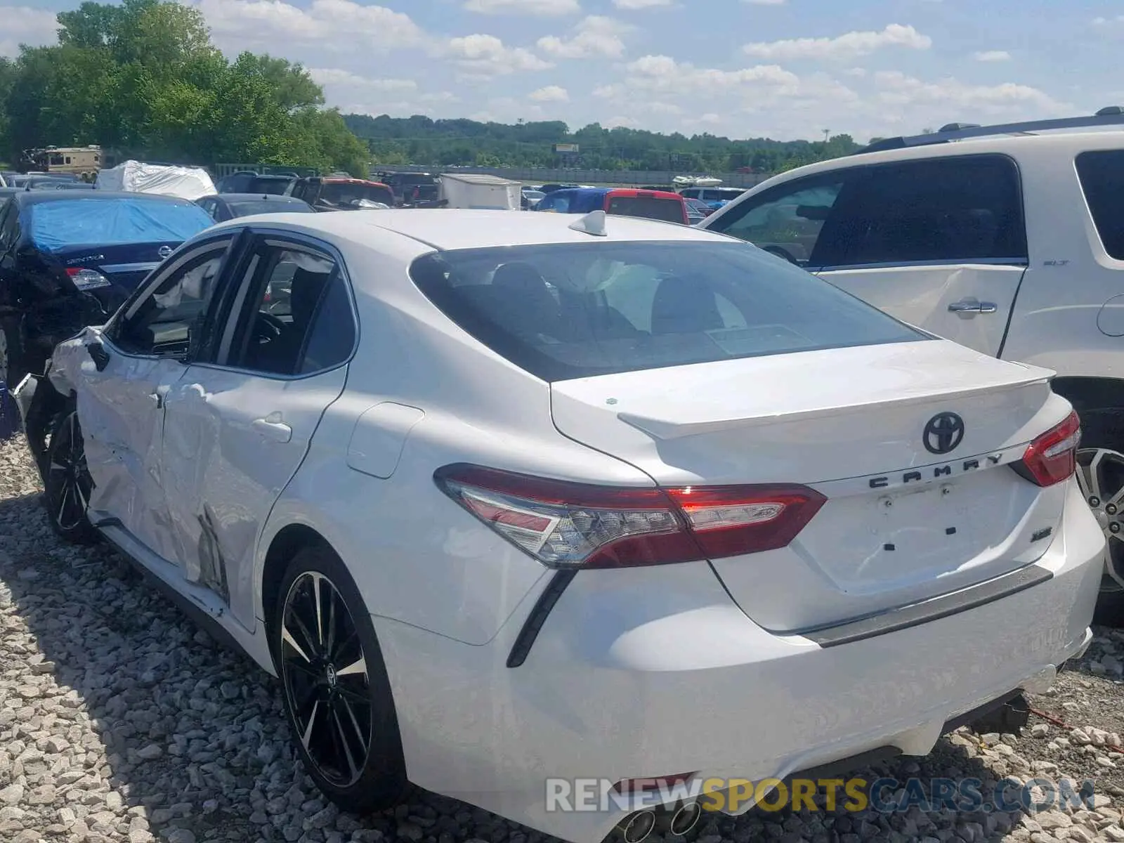 4 fotografías del automóvil dañado 4T1B61HK4KU761401 TOYOTA CAMRY 2019