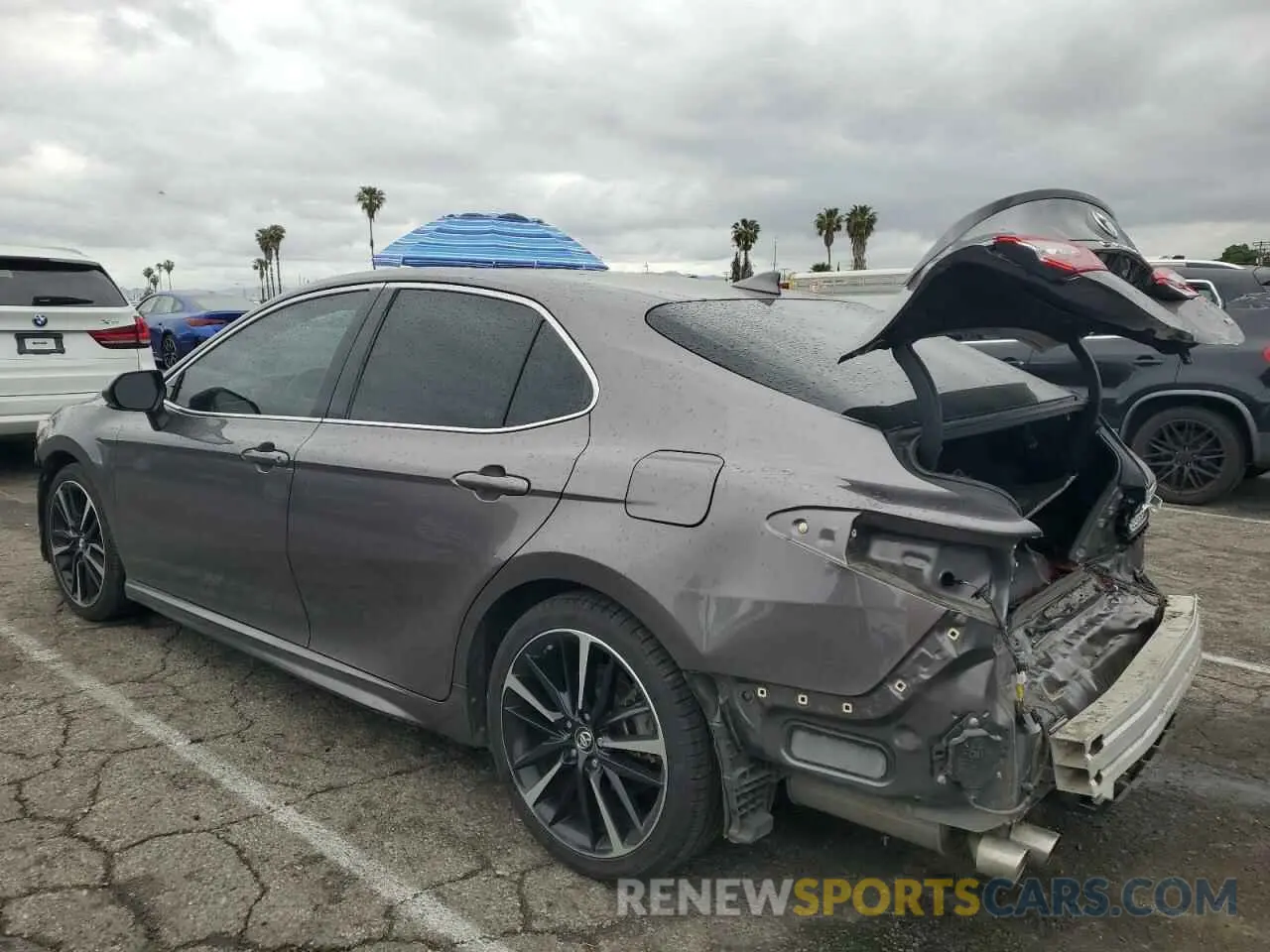 2 fotografías del automóvil dañado 4T1B61HK5KU220194 TOYOTA CAMRY 2019