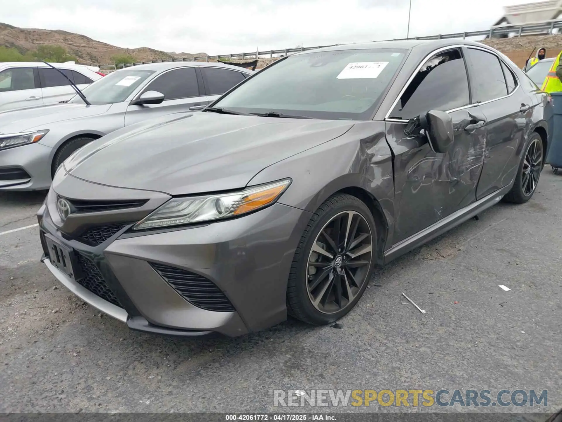 2 fotografías del automóvil dañado 4T1B61HK6KU709008 TOYOTA CAMRY 2019