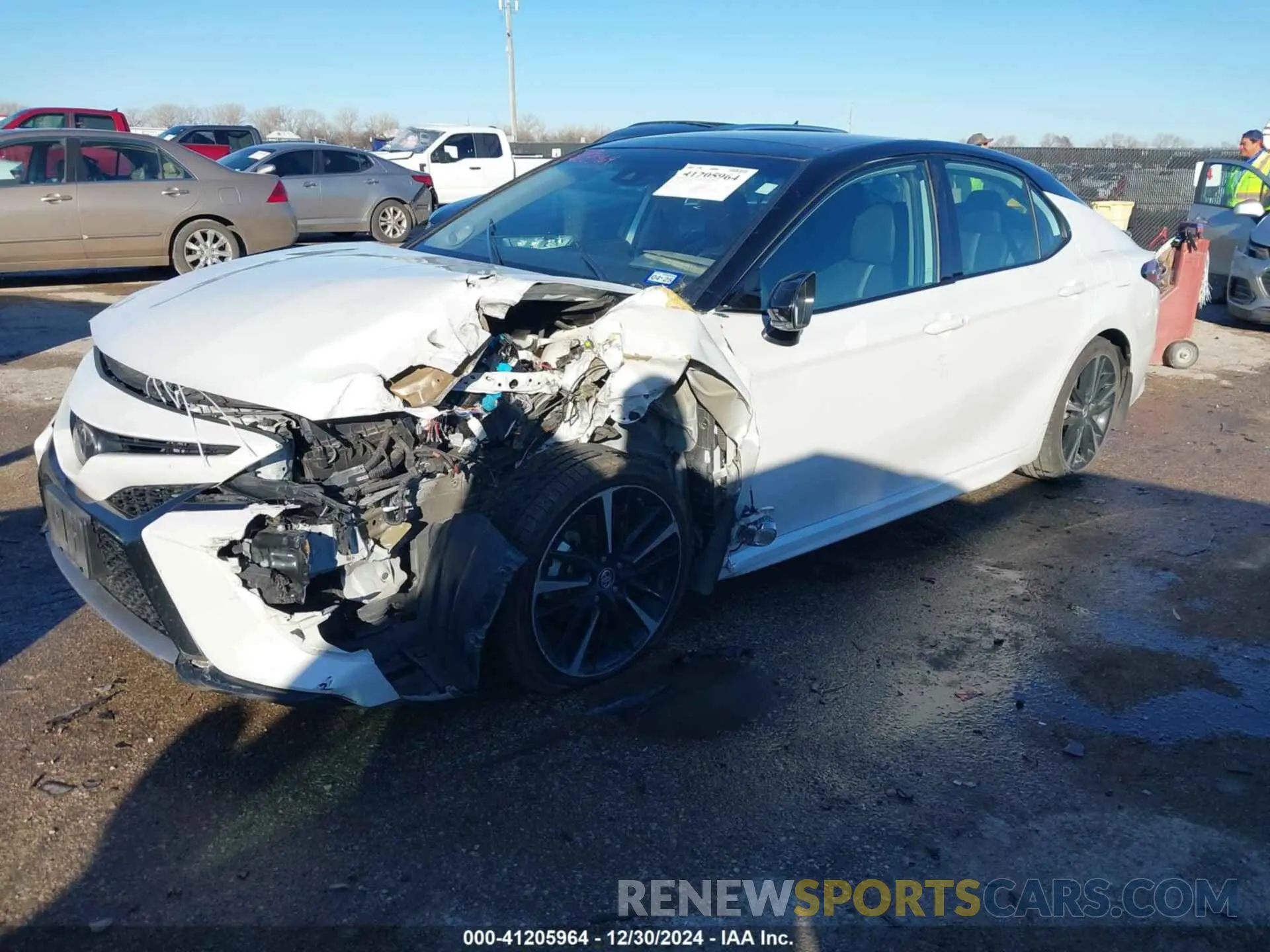 2 fotografías del automóvil dañado 4T1B61HK8KU198420 TOYOTA CAMRY 2019