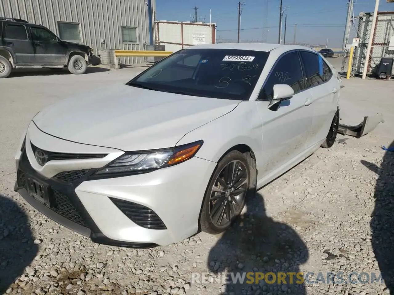 2 fotografías del automóvil dañado 4T1B61HK8KU704389 TOYOTA CAMRY 2019
