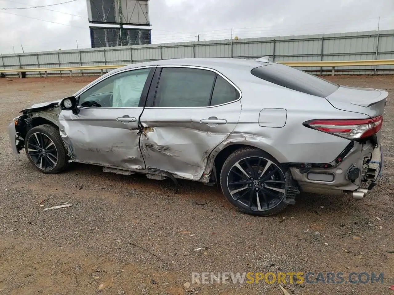 2 fotografías del automóvil dañado 4T1B61HK9KU754458 TOYOTA CAMRY 2019