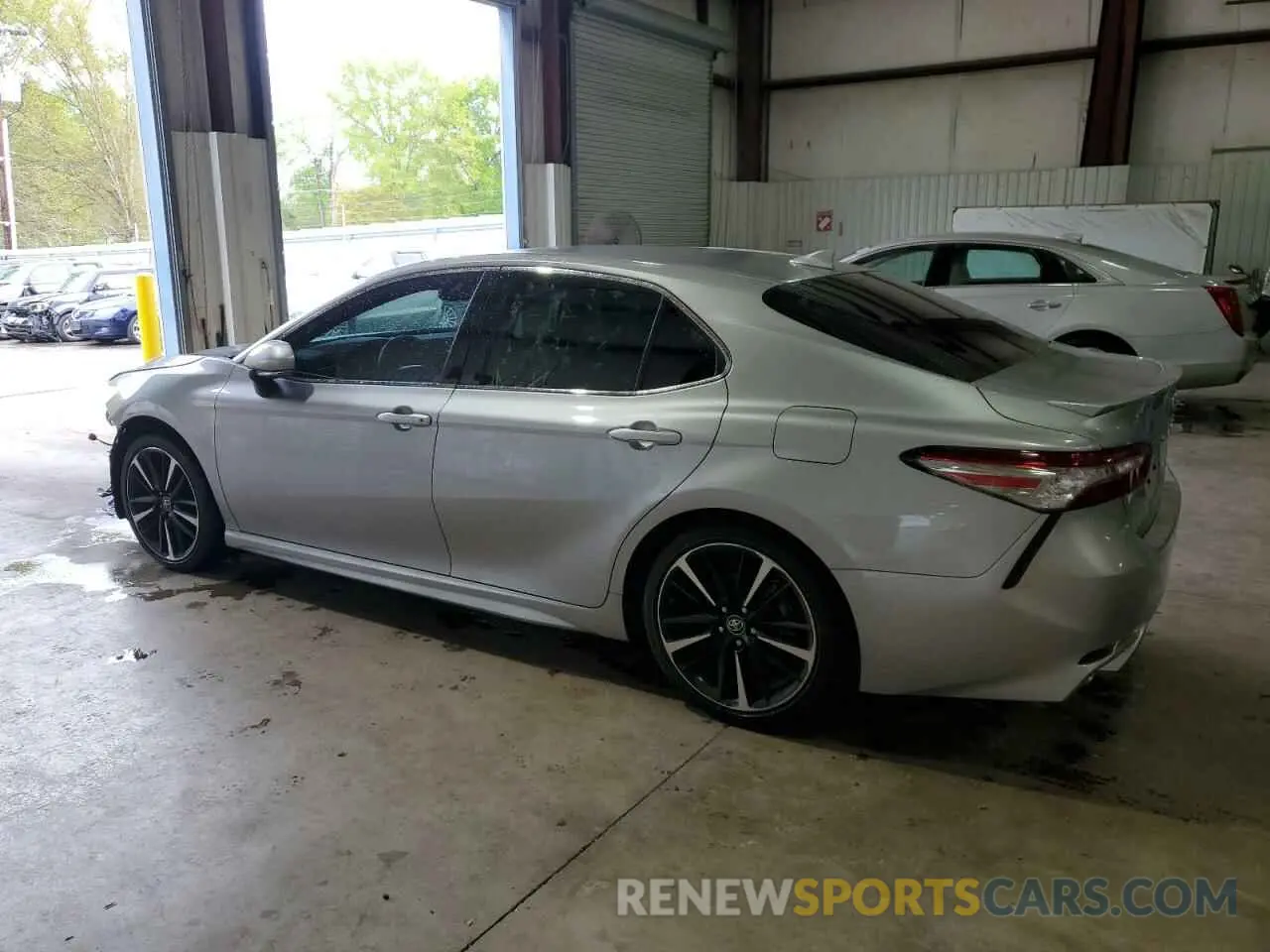 2 fotografías del automóvil dañado 4T1B61HKXKU705494 TOYOTA CAMRY 2019