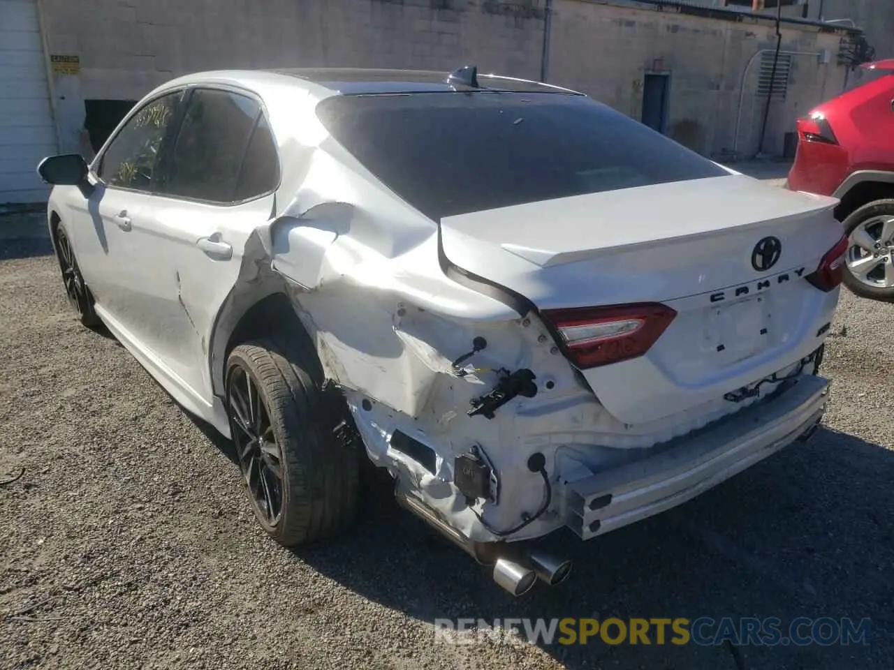 3 fotografías del automóvil dañado 4T1B61HKXKU747020 TOYOTA CAMRY 2019