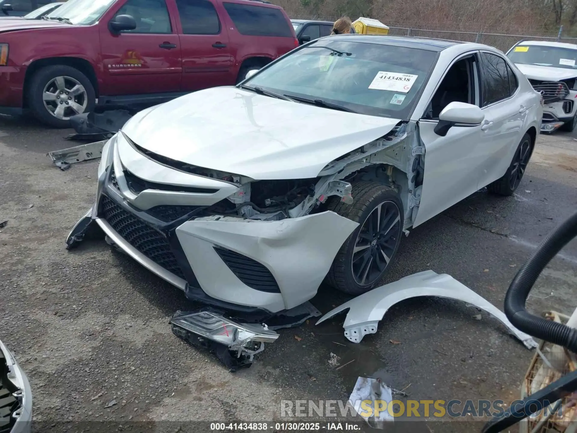2 fotografías del automóvil dañado 4T1B61HKXKU756610 TOYOTA CAMRY 2019