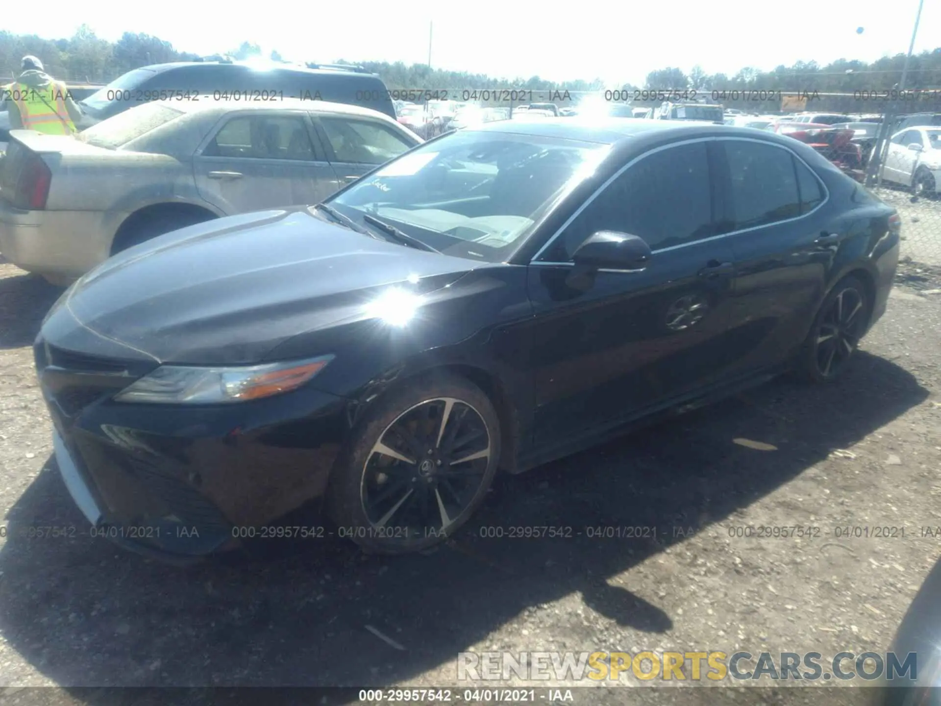 2 fotografías del automóvil dañado 4T1BZ1HK7KU033045 TOYOTA CAMRY 2019