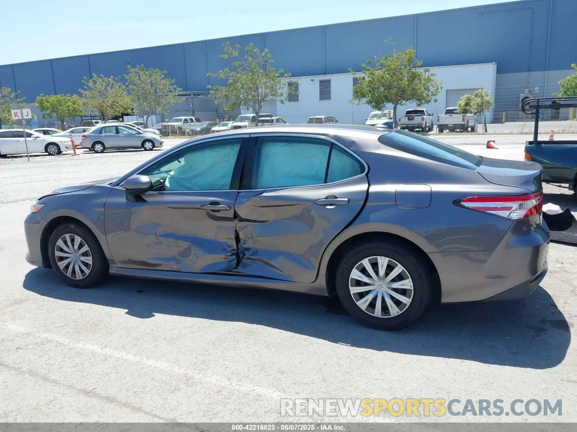 14 fotografías del automóvil dañado 4T1A11AKXLU882570 TOYOTA CAMRY 2020