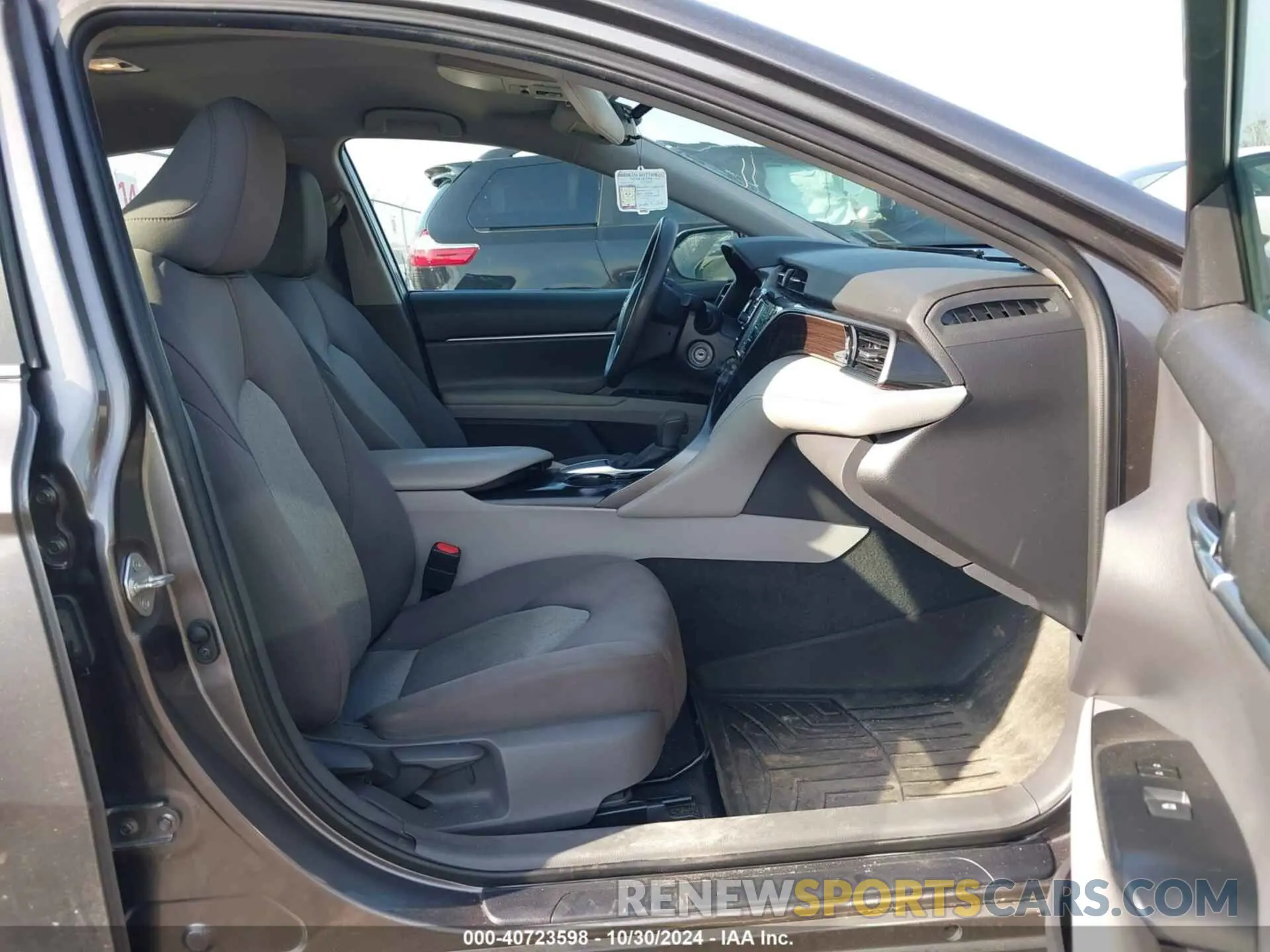 5 fotografías del automóvil dañado 4T1A11AKXLU978537 TOYOTA CAMRY 2020