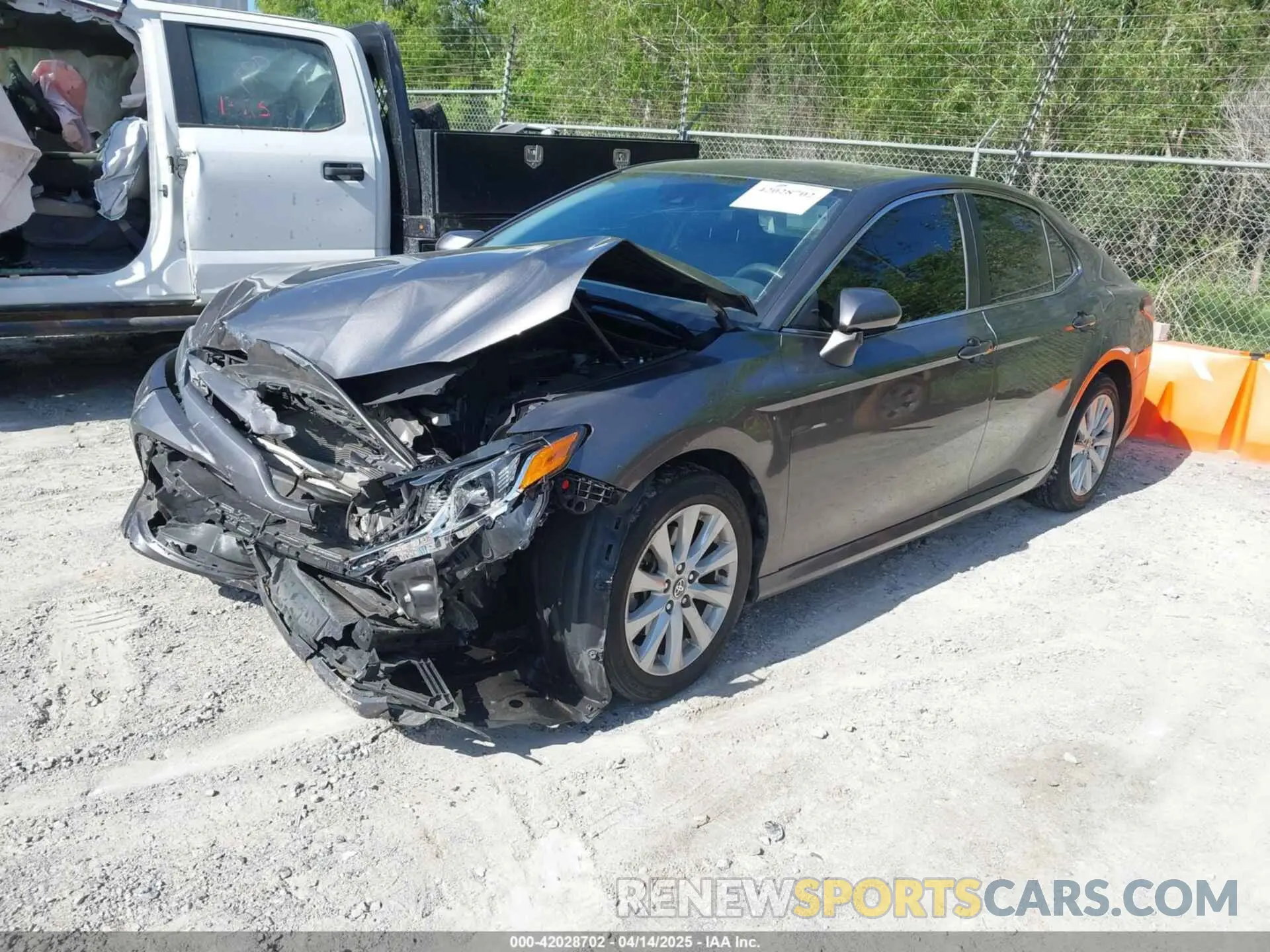 2 fotografías del automóvil dañado 4T1C11AK0LU990172 TOYOTA CAMRY 2020