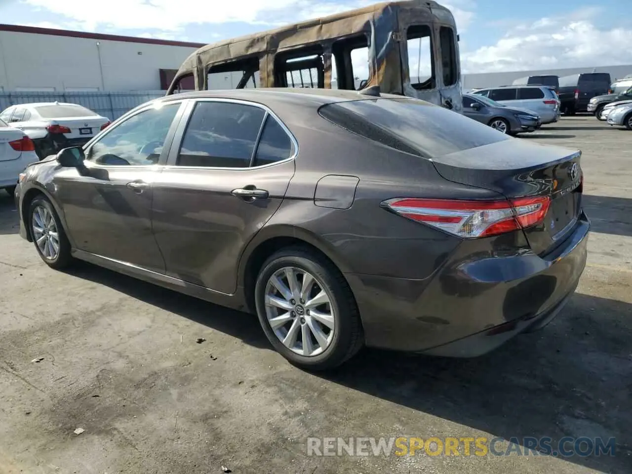 2 fotografías del automóvil dañado 4T1C11AK3LU317067 TOYOTA CAMRY 2020