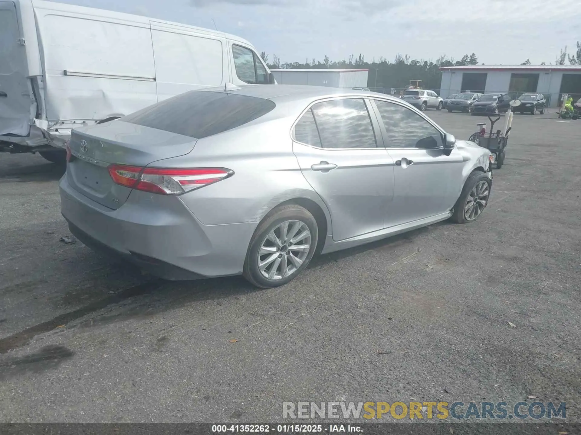 4 fotografías del automóvil dañado 4T1C11AK3LU974368 TOYOTA CAMRY 2020