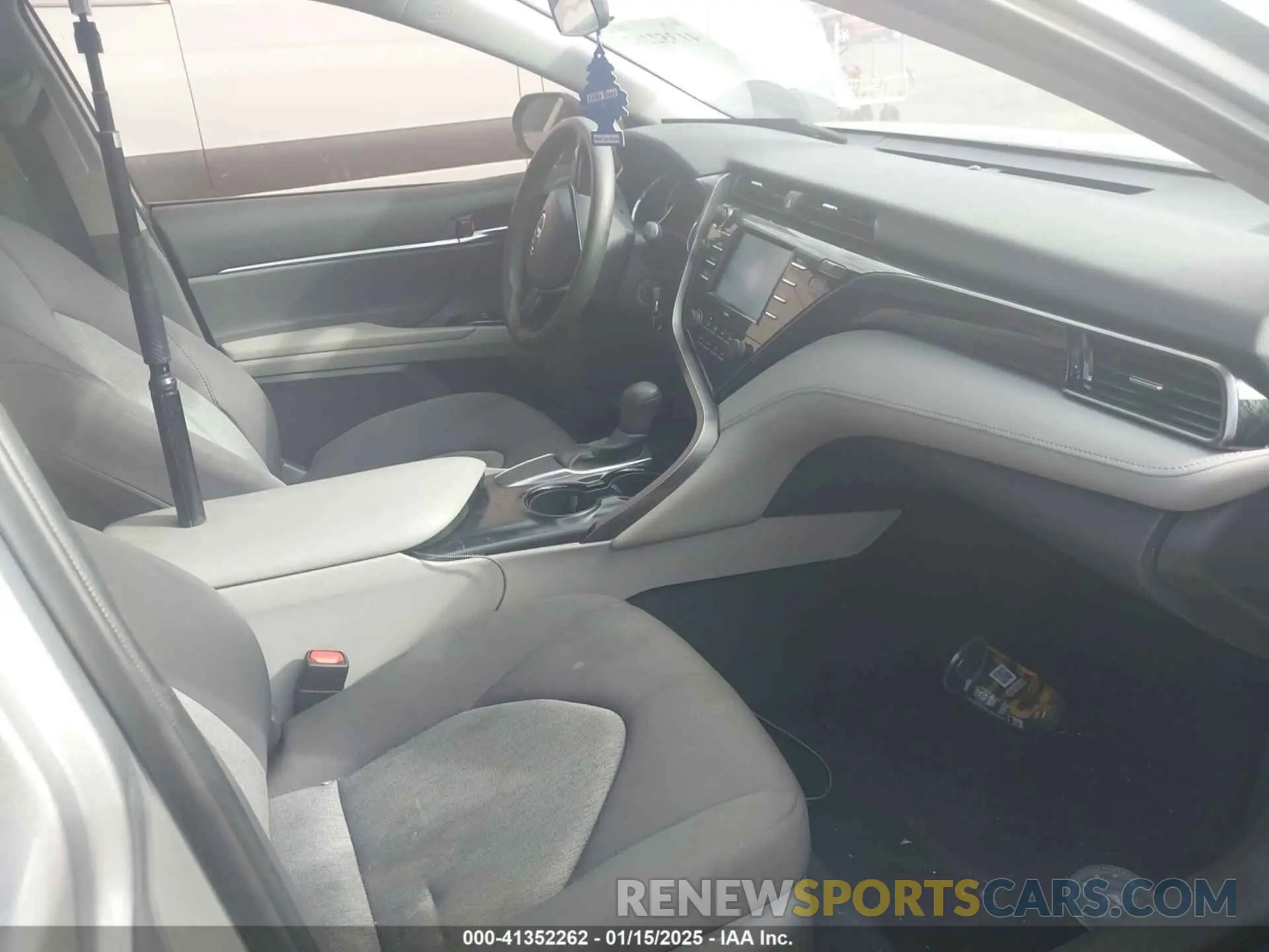 5 fotografías del automóvil dañado 4T1C11AK3LU974368 TOYOTA CAMRY 2020
