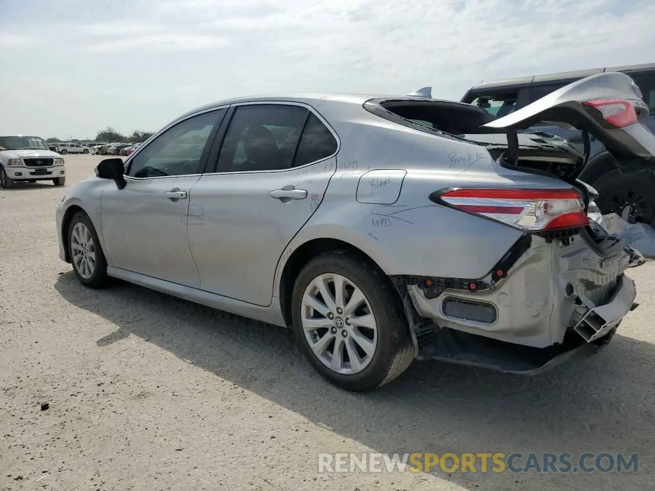 2 fotografías del automóvil dañado 4T1C11AK5LU401651 TOYOTA CAMRY 2020