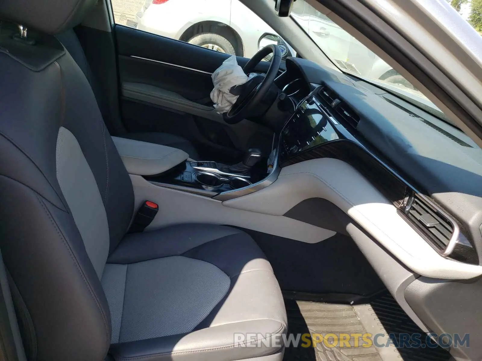 5 fotografías del automóvil dañado 4T1F11AK7LU864260 TOYOTA CAMRY 2020