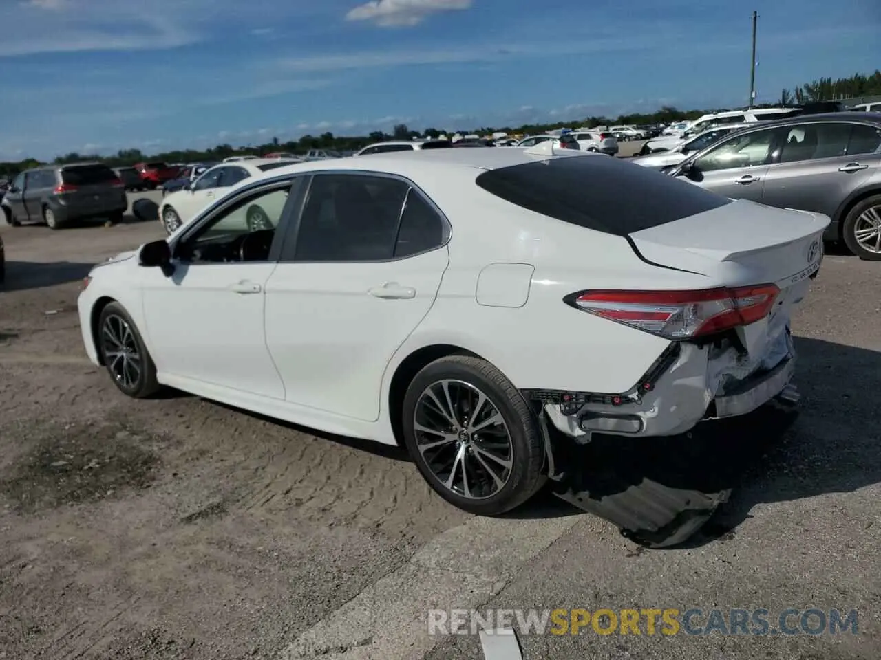 2 fotografías del automóvil dañado 4T1G11AK0LU900665 TOYOTA CAMRY 2020