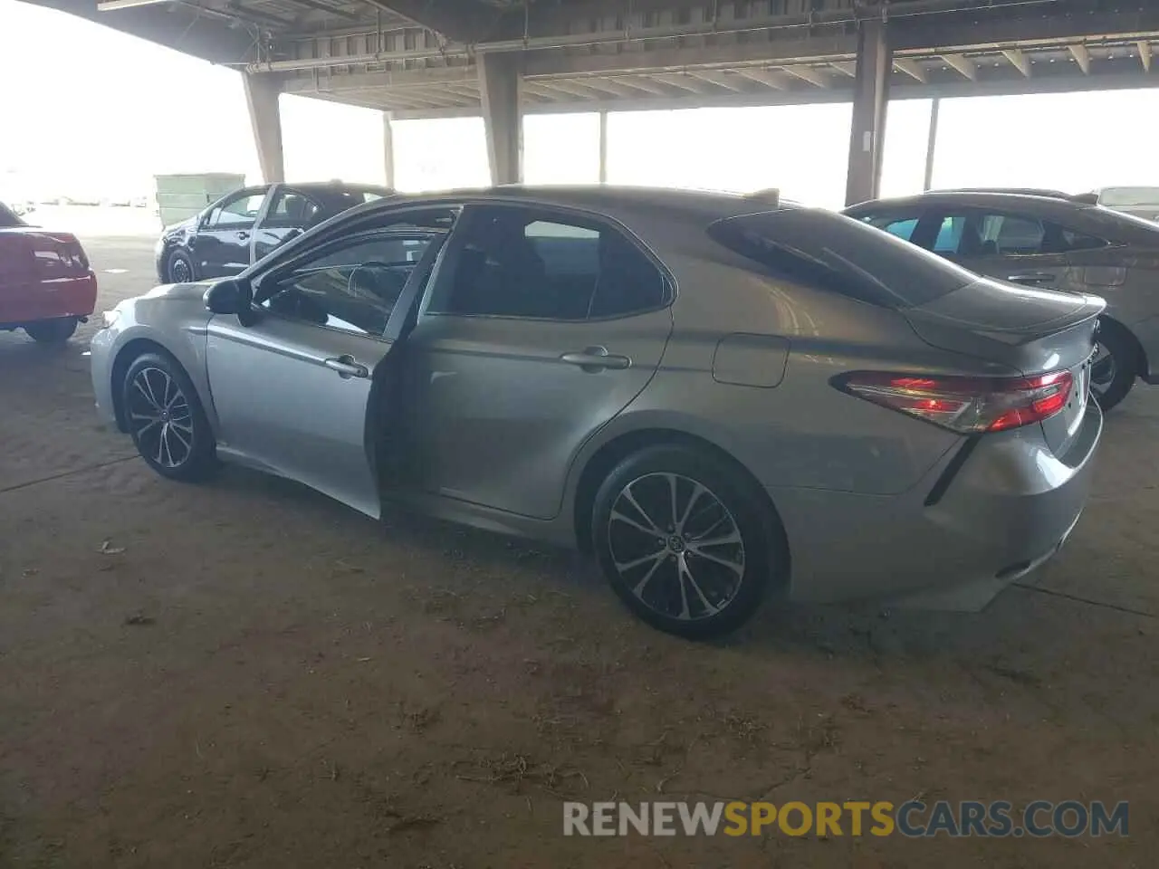 2 fotografías del automóvil dañado 4T1G11AK1LU873461 TOYOTA CAMRY 2020