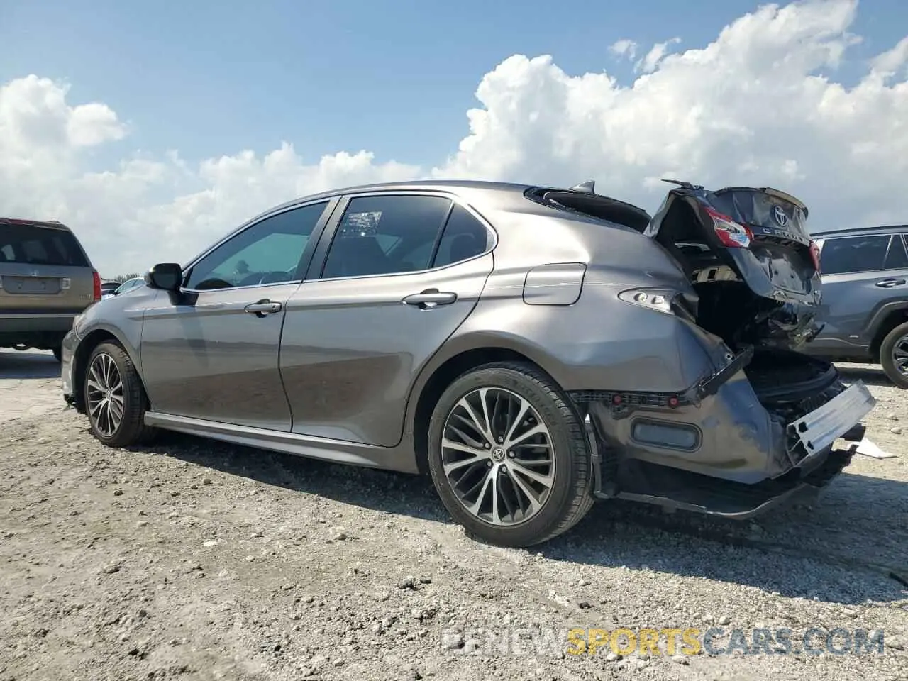 2 fotografías del automóvil dañado 4T1G11AK1LU975181 TOYOTA CAMRY 2020