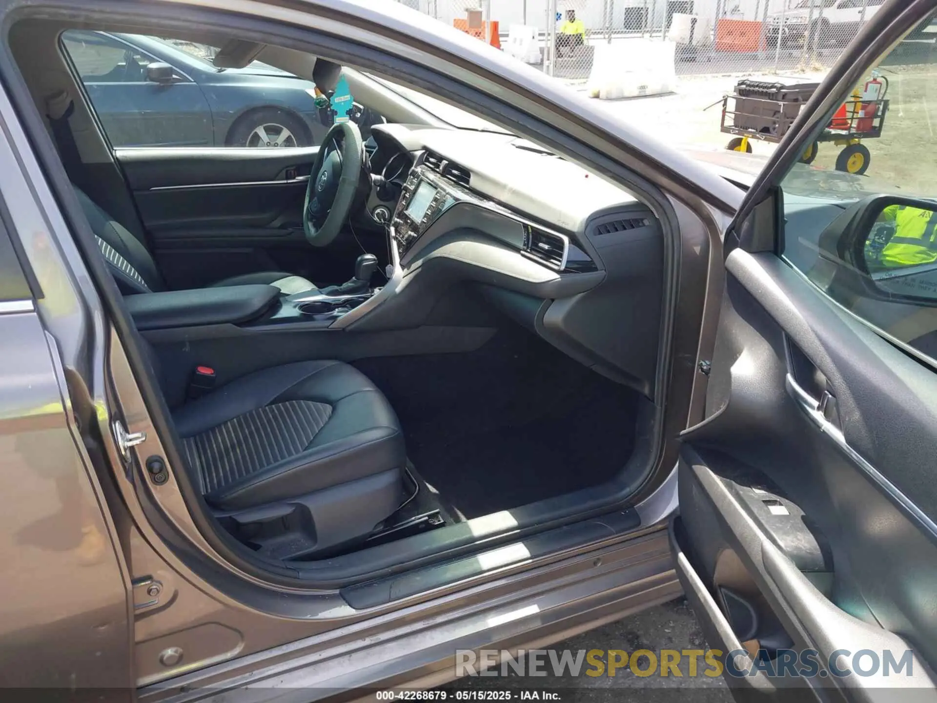5 fotografías del automóvil dañado 4T1G11AK2LU359246 TOYOTA CAMRY 2020