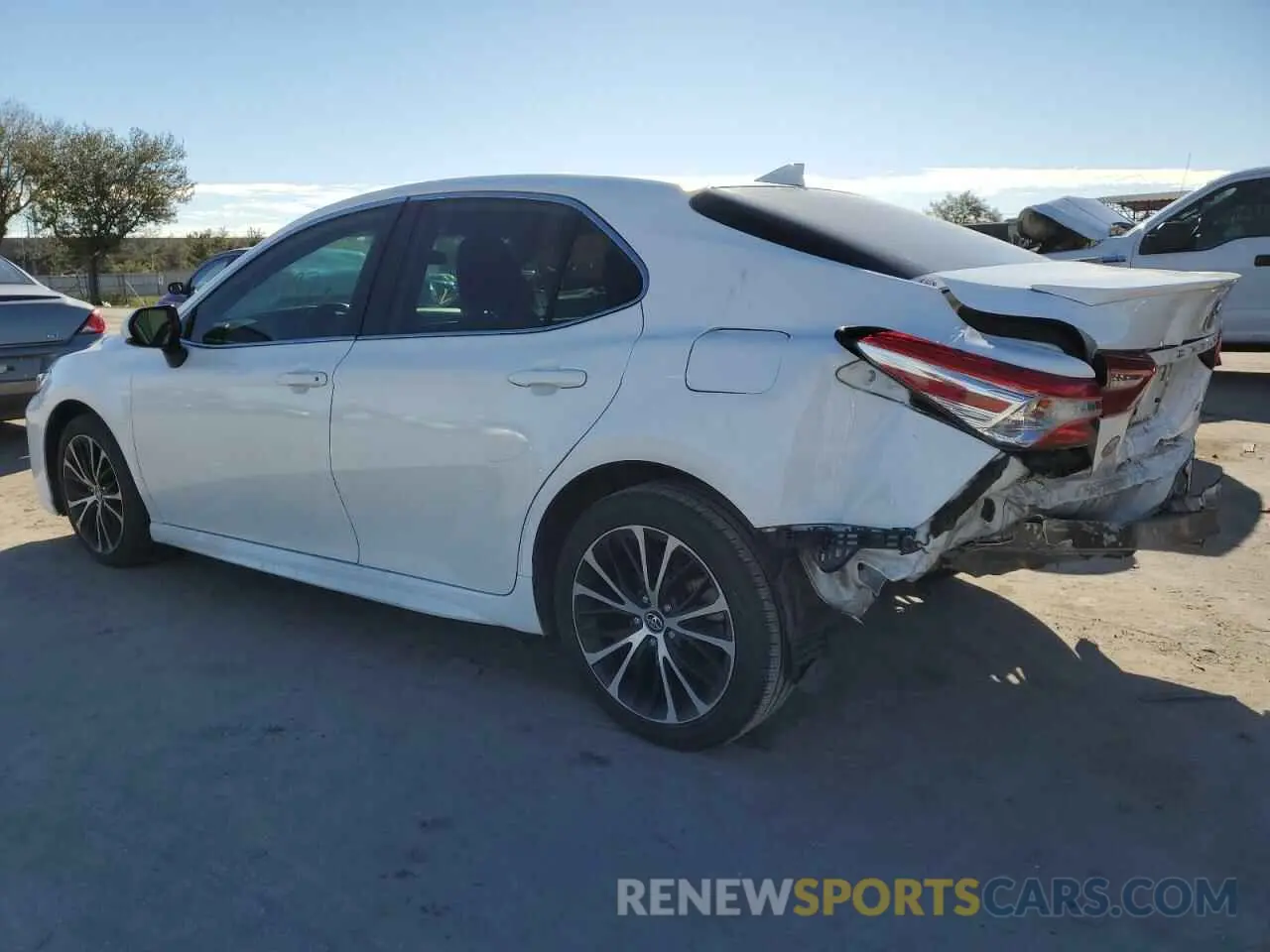 2 fotografías del automóvil dañado 4T1G11AK4LU936505 TOYOTA CAMRY 2020