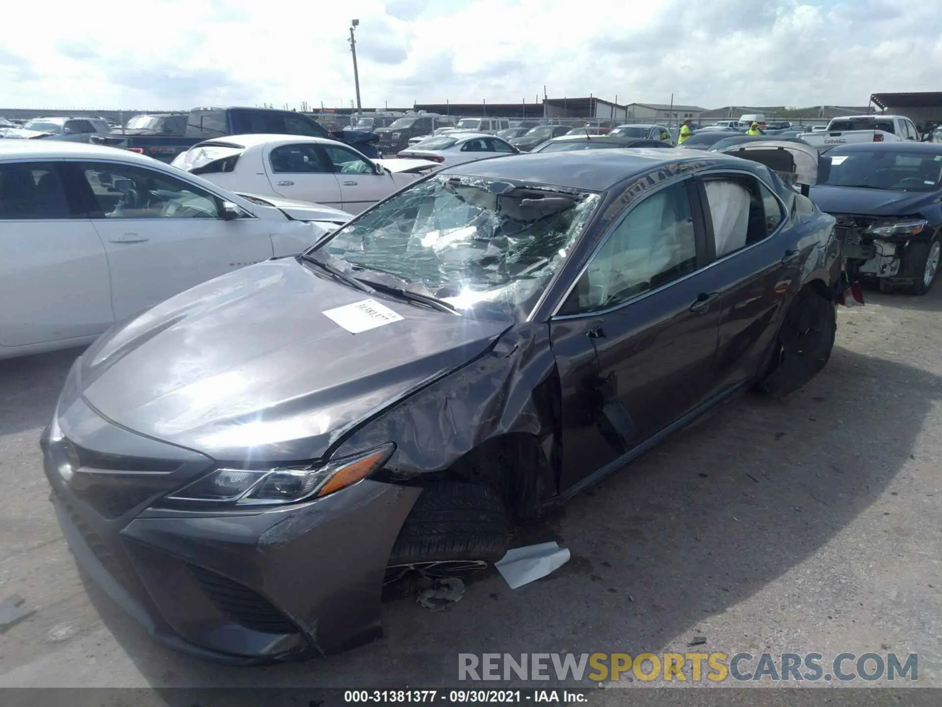 2 fotografías del automóvil dañado 4T1G11AK6LU306646 TOYOTA CAMRY 2020