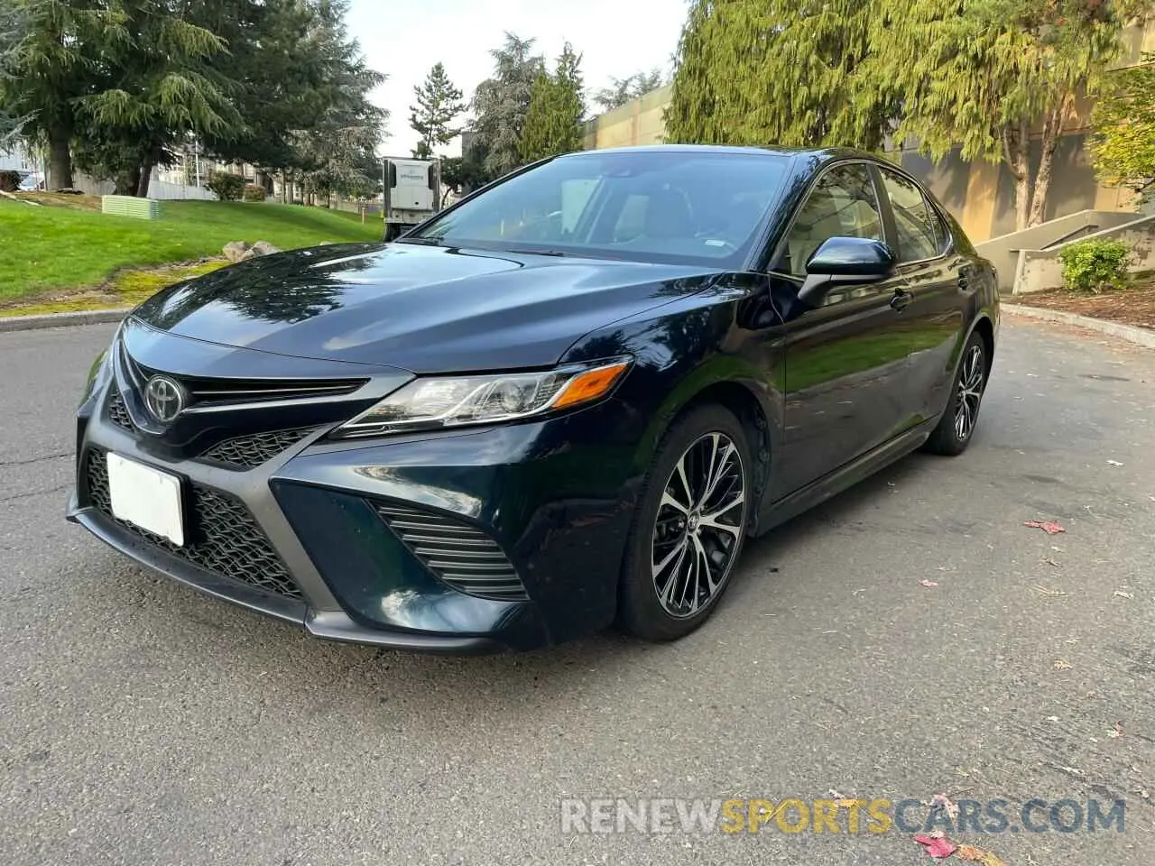 2 fotografías del automóvil dañado 4T1G11AK6LU943634 TOYOTA CAMRY 2020