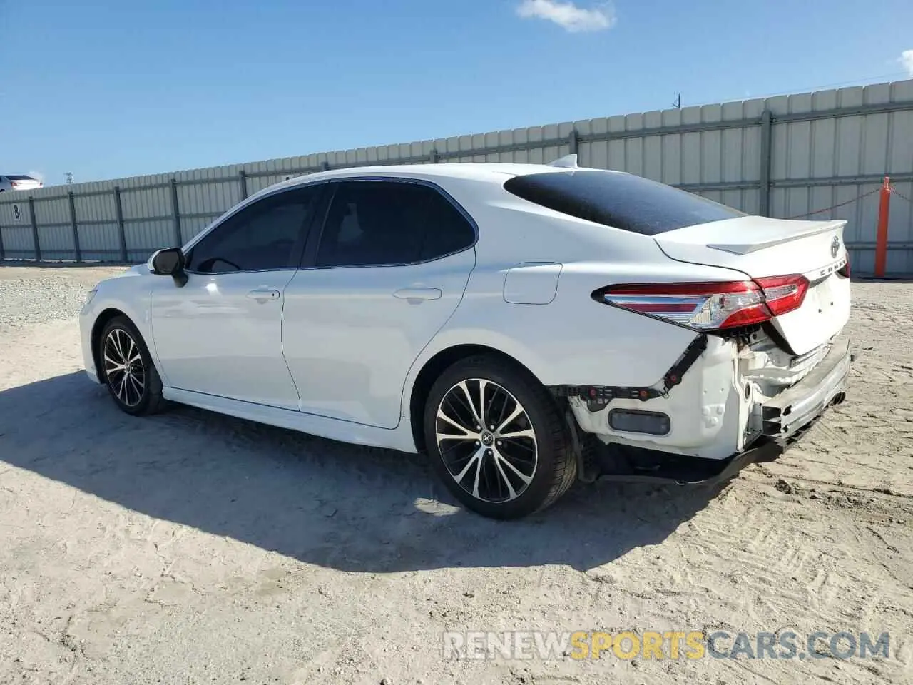 2 fotografías del automóvil dañado 4T1G11AK7LU876591 TOYOTA CAMRY 2020