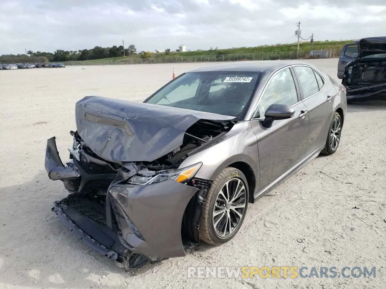 2 fotografías del automóvil dañado 4T1G11AK8LU951640 TOYOTA CAMRY 2020