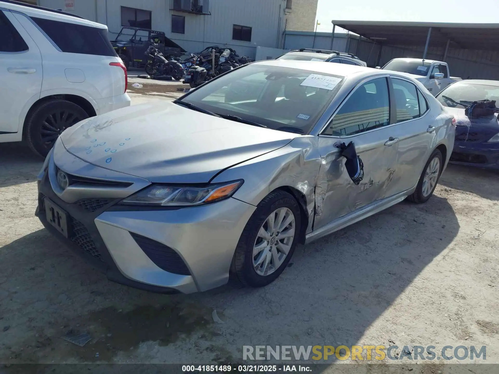 2 fotografías del automóvil dañado 4T1G11AK9LU986073 TOYOTA CAMRY 2020