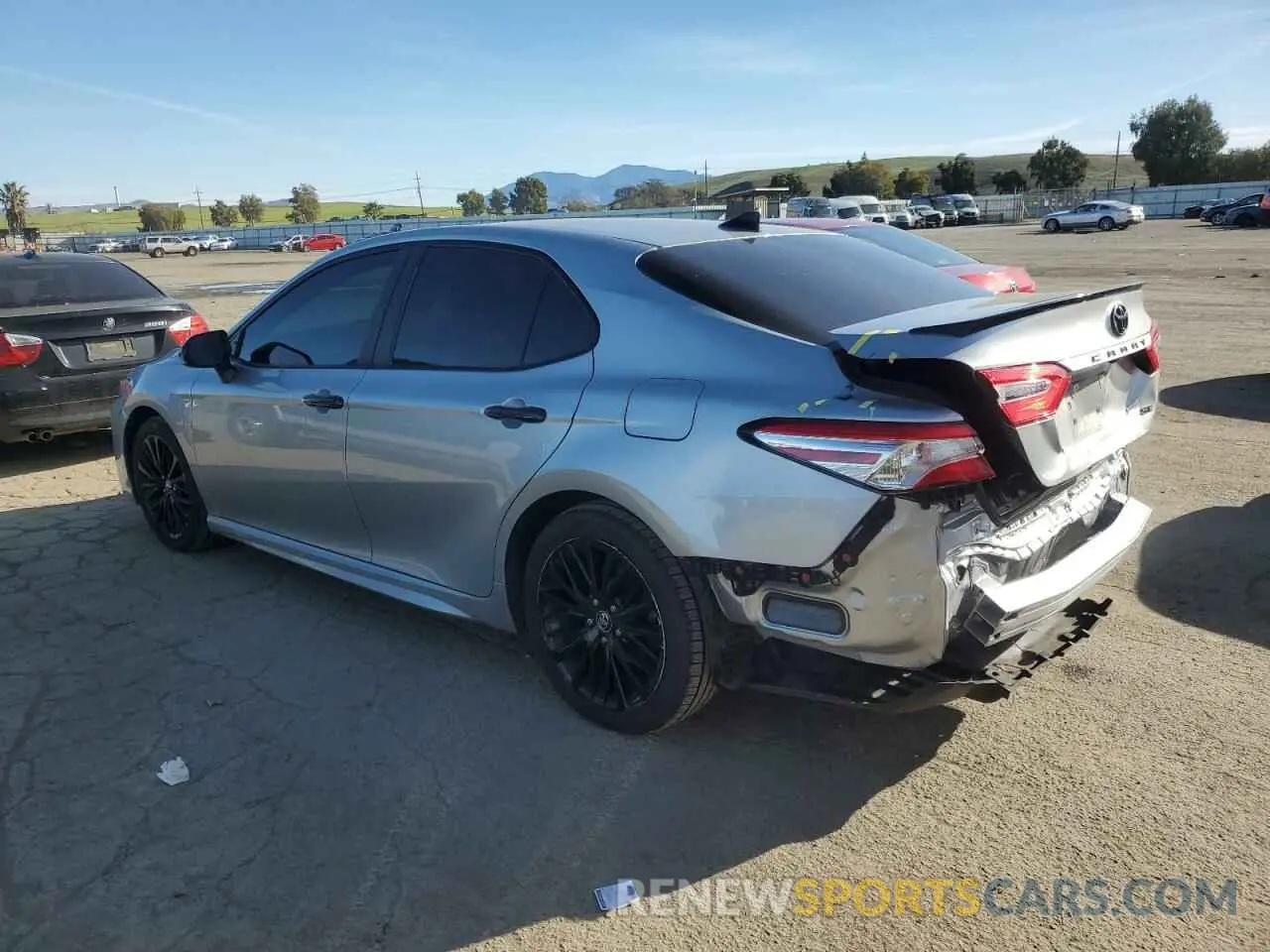 2 fotografías del automóvil dañado 4T1G11AKXLU327287 TOYOTA CAMRY 2020