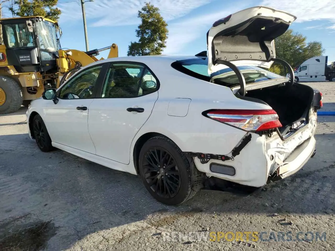 2 fotografías del automóvil dañado 4T1G11AKXLU343408 TOYOTA CAMRY 2020