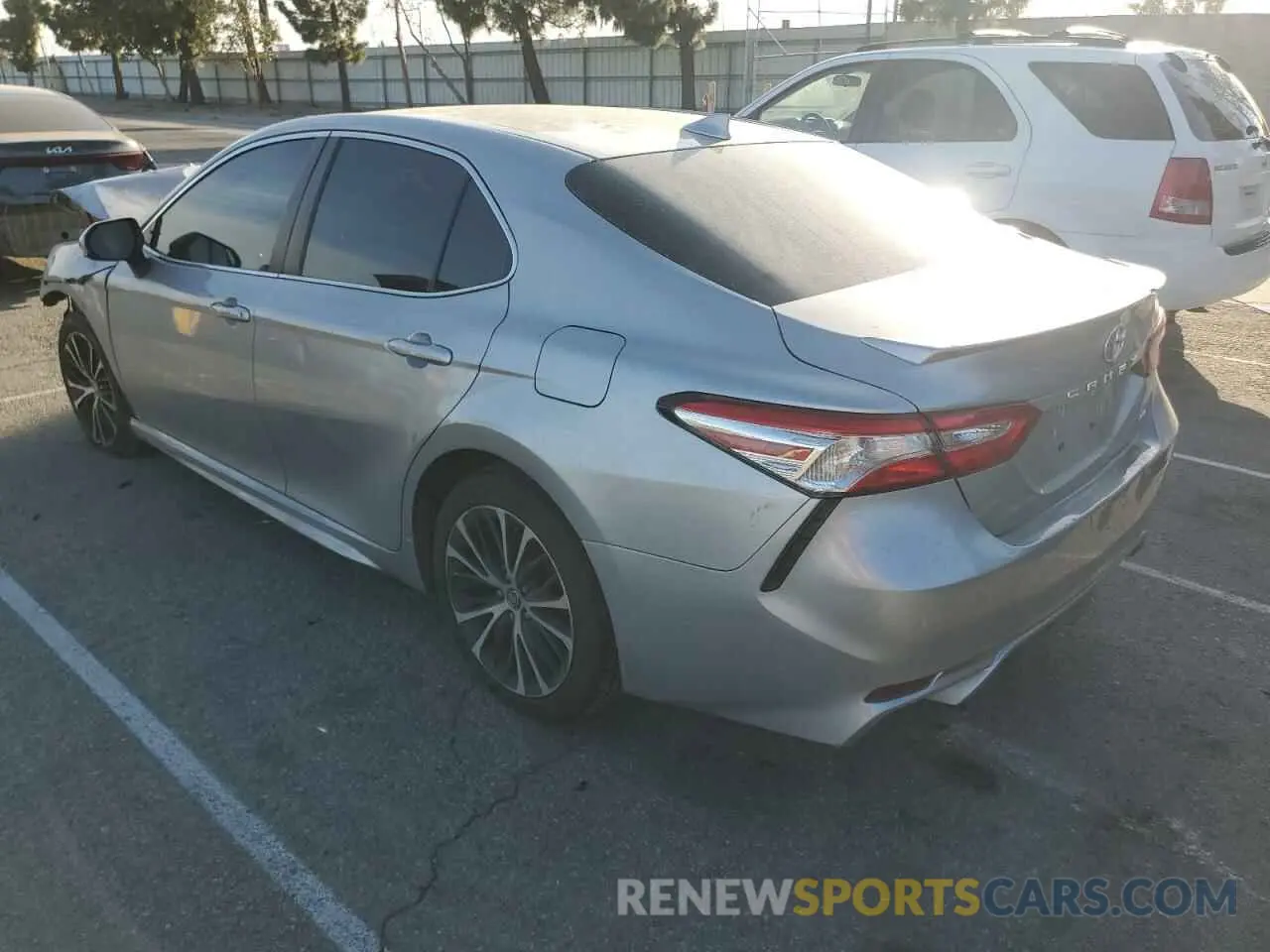 2 fotografías del automóvil dañado 4T1G11AKXLU346793 TOYOTA CAMRY 2020
