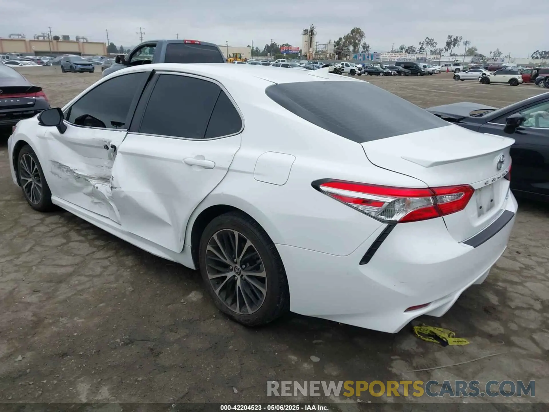 3 fotografías del automóvil dañado 4T1G11AKXLU373962 TOYOTA CAMRY 2020