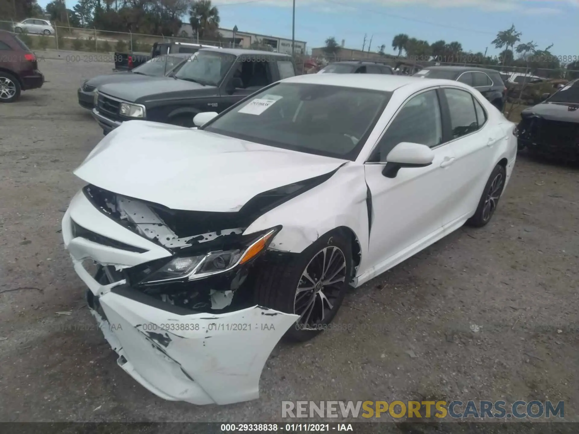 2 fotografías del automóvil dañado 4T1G11AKXLU505635 TOYOTA CAMRY 2020