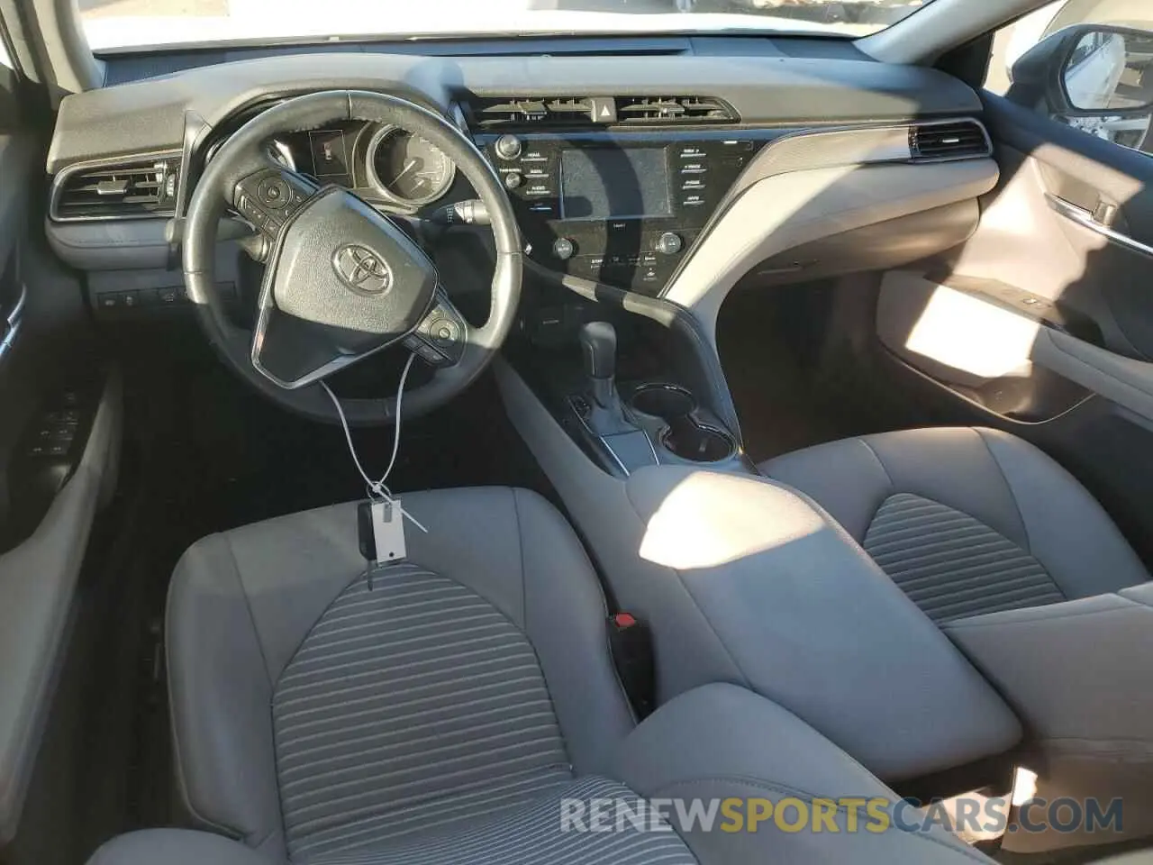 8 fotografías del automóvil dañado 4T1G11AKXLU857856 TOYOTA CAMRY 2020