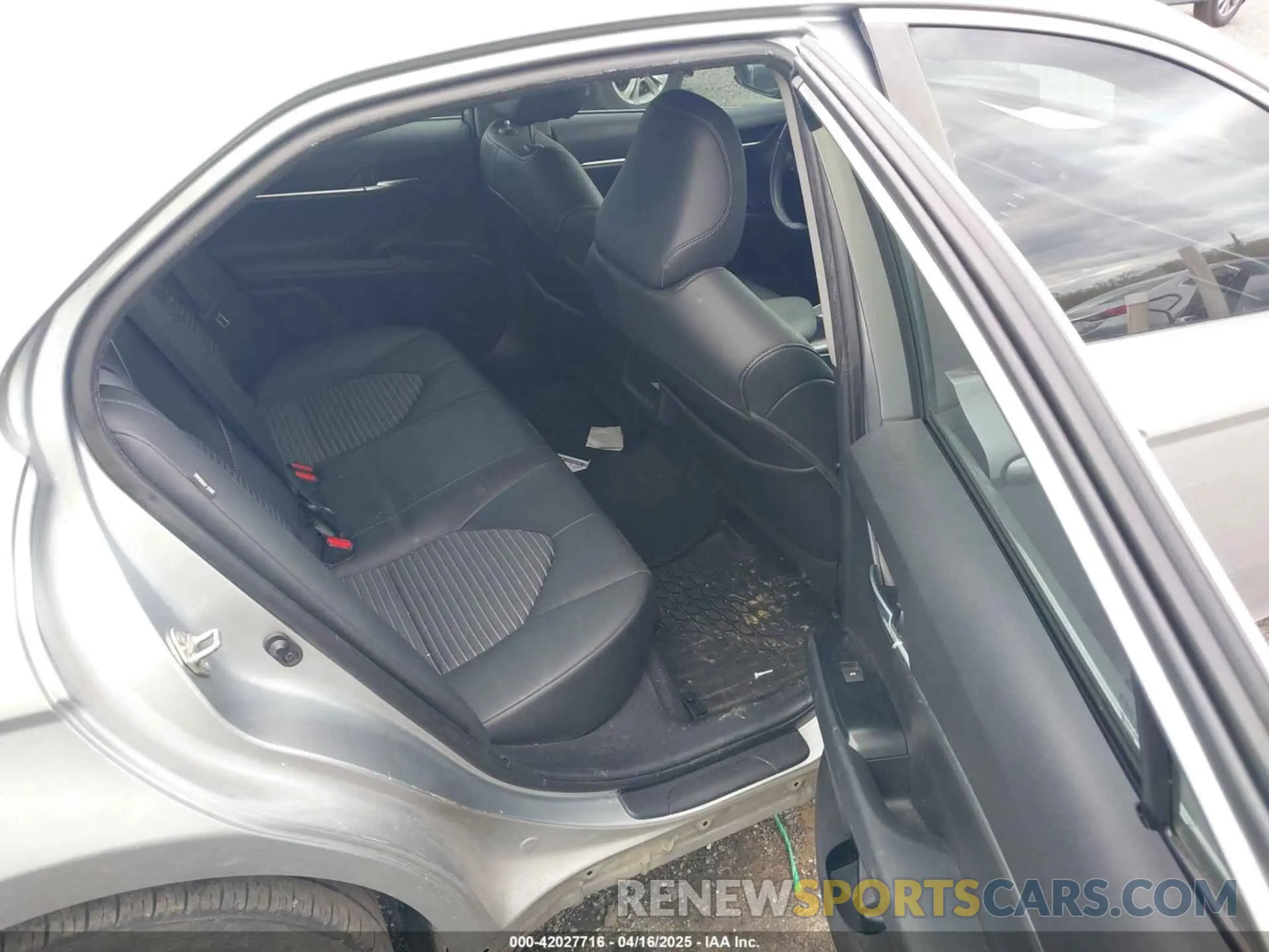 8 fotografías del automóvil dañado 4T1G11AKXLU865424 TOYOTA CAMRY 2020