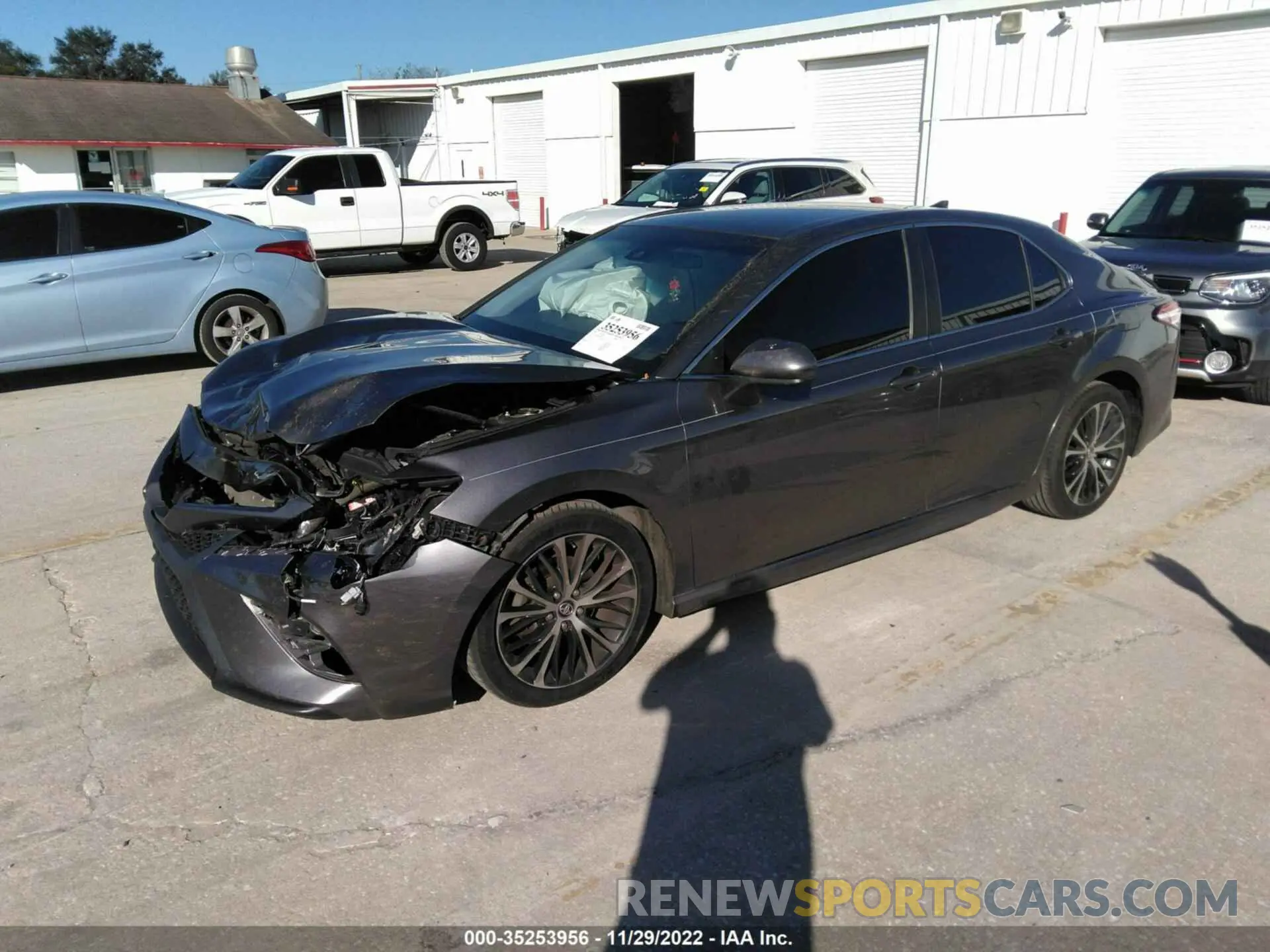 2 fotografías del automóvil dañado 4T1G11AKXLU890176 TOYOTA CAMRY 2020