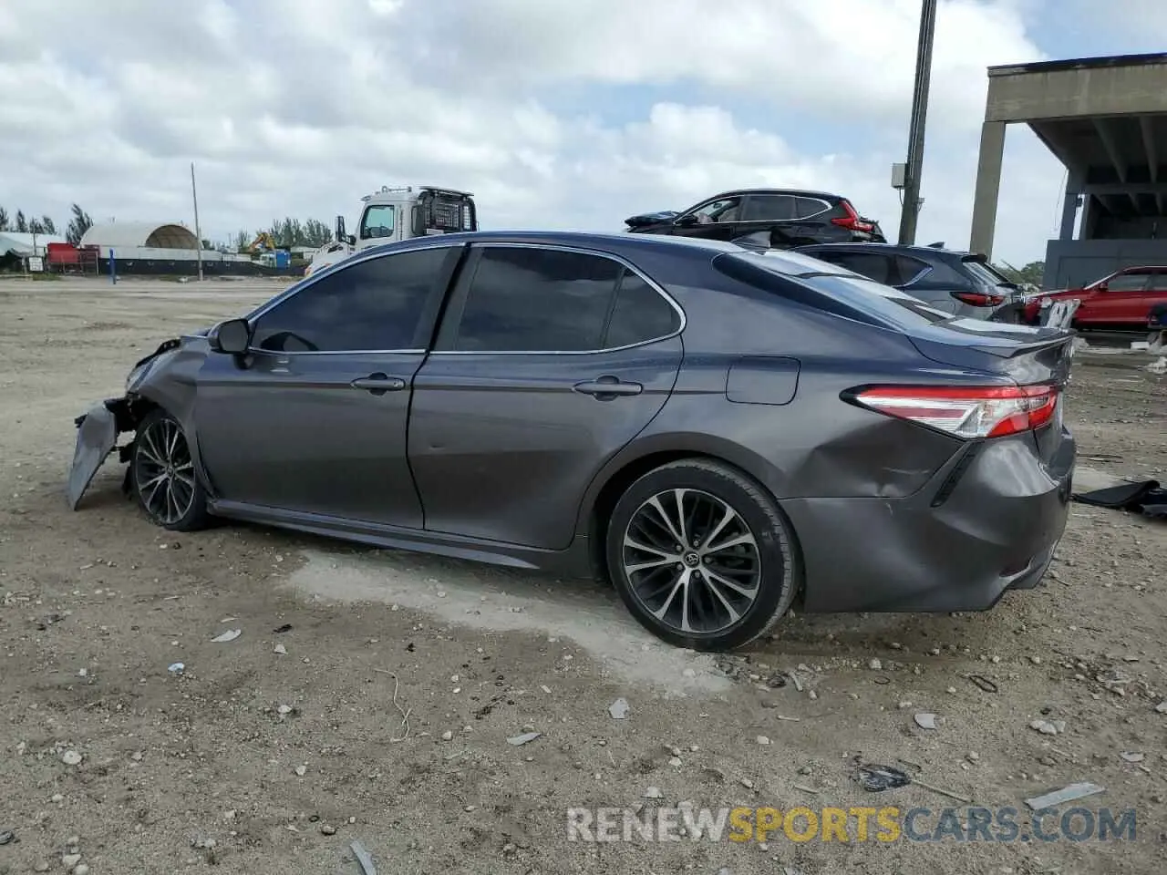 2 fotografías del automóvil dañado 4T1G11AKXLU940798 TOYOTA CAMRY 2020