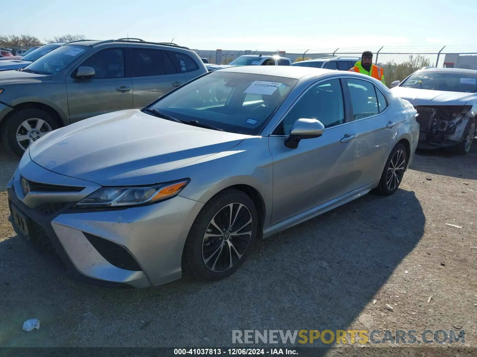 2 fotografías del automóvil dañado 4T1G11AKXLU944754 TOYOTA CAMRY 2020