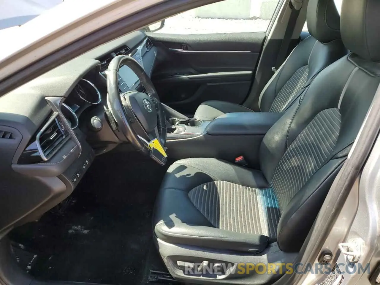 7 fotografías del automóvil dañado 4T1G11AKXLU950957 TOYOTA CAMRY 2020