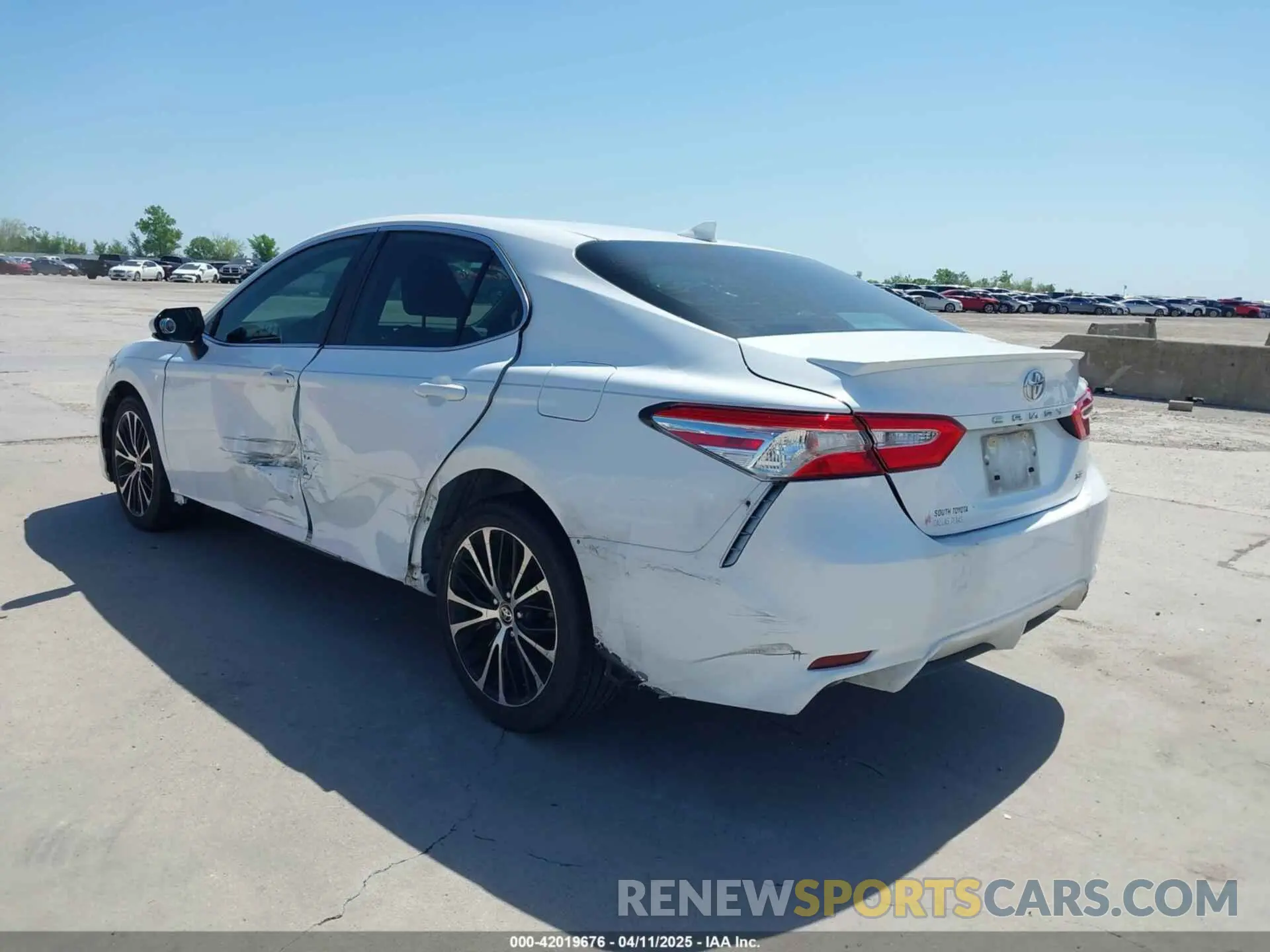 3 fotografías del automóvil dañado 4T1G11AKXLU965667 TOYOTA CAMRY 2020