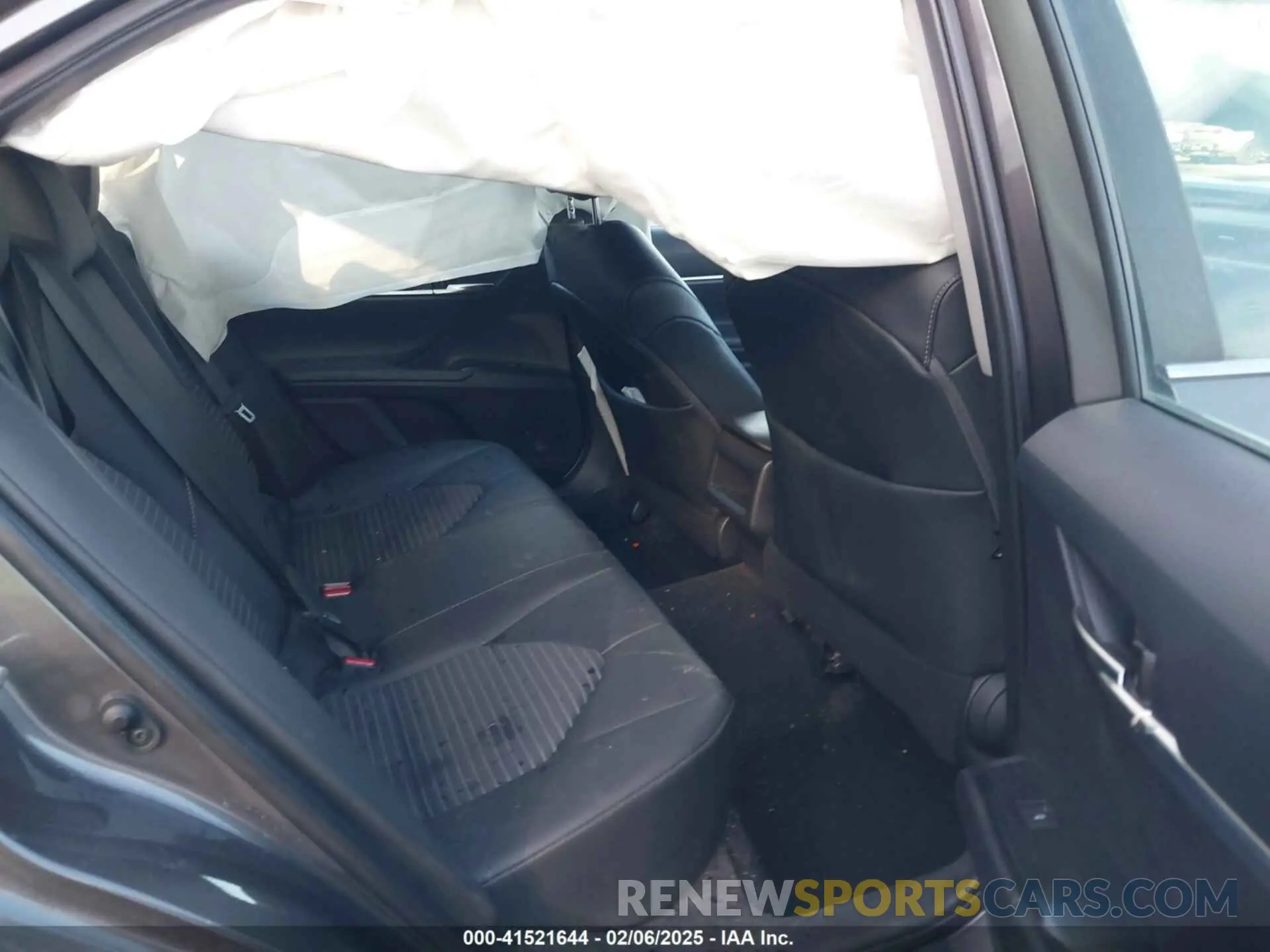 8 fotografías del automóvil dañado 4T1G11BK0LU002842 TOYOTA CAMRY 2020