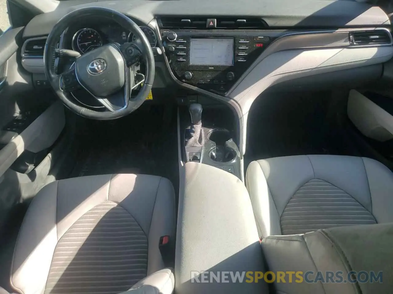 8 fotografías del automóvil dañado 4T1G11BKXLU011581 TOYOTA CAMRY 2020