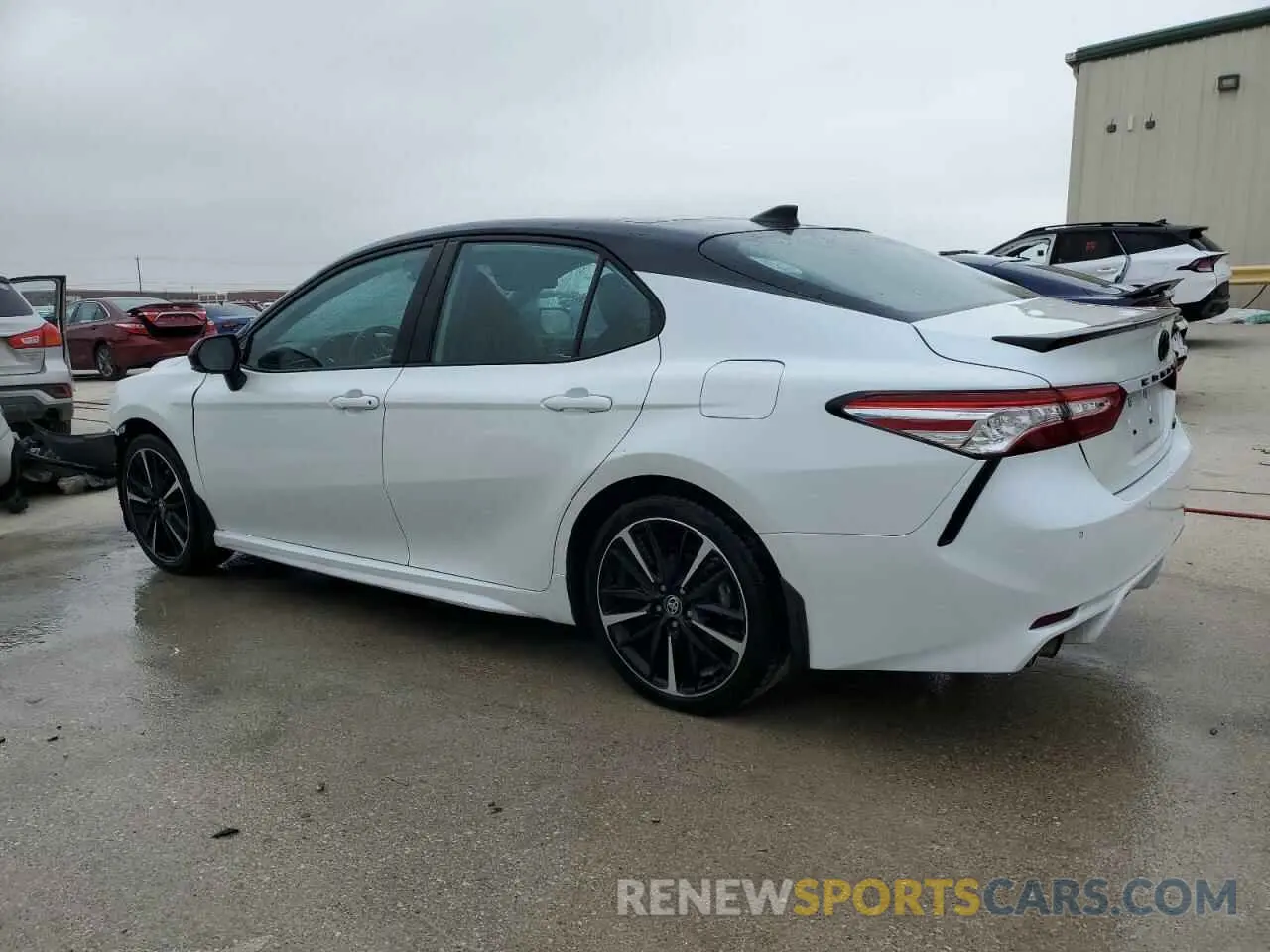 2 fotografías del automóvil dañado 4T1KZ1AKXLU046299 TOYOTA CAMRY 2020