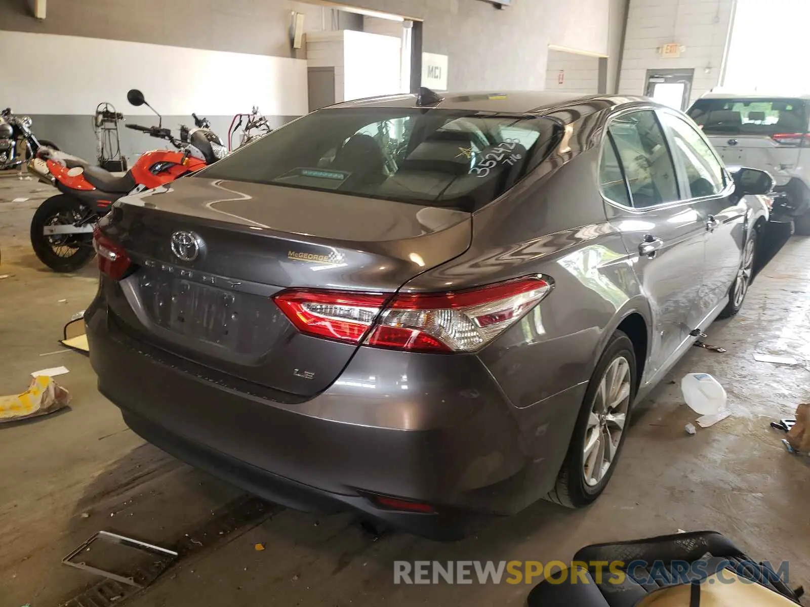 4 fotografías del automóvil dañado 4T1L11AK1LU889674 TOYOTA CAMRY 2020