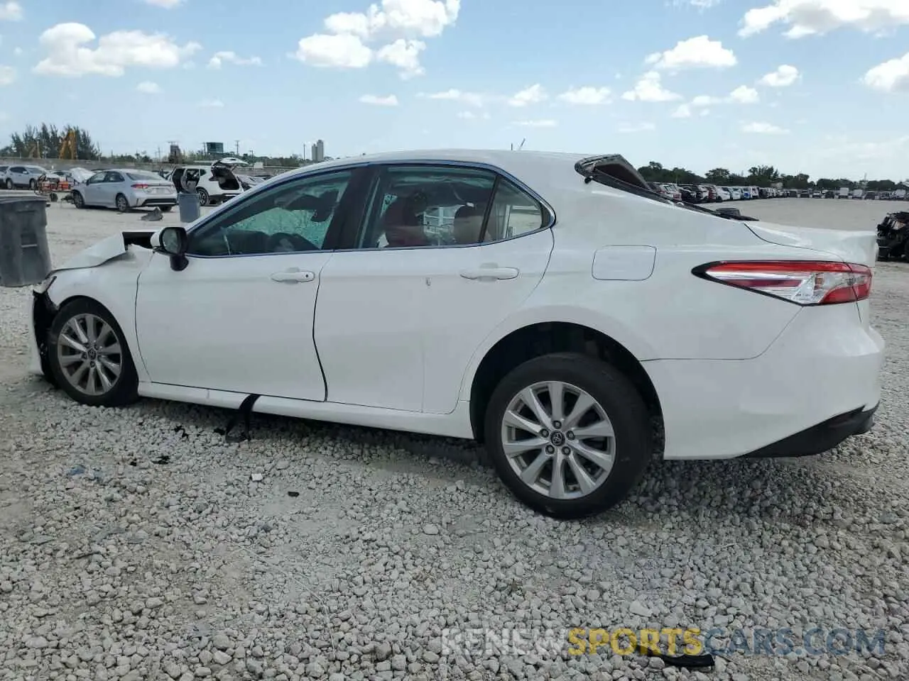 2 fotografías del automóvil dañado 4T1L11AK4LU921842 TOYOTA CAMRY 2020