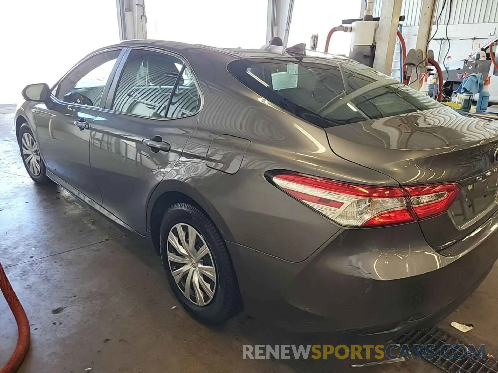 5 fotografías del automóvil dañado 4T1L31AK6LU536910 TOYOTA CAMRY 2020
